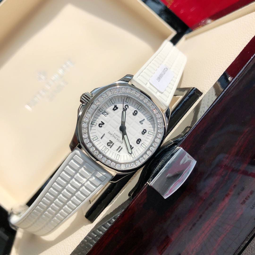 独家推出 新款百达斐丽AQUANAUT系列 专为女性设计！用最简约方式完美体现百达斐丽的精髓，融合了大胆的设计和正统的纯粹，这款腕表成为百达斐丽的旗舰产品之一！腕表完美尺寸35.6，进口精钢材质多重工艺精磨打造。原装一致厚度7.77cm。表盘镶嵌46颗 vs1.8真钻。约一克拉！ Gtc中国权威鉴定证书。百分百保证每一粒都是货真价实的真钻。可验可查询！💯💯