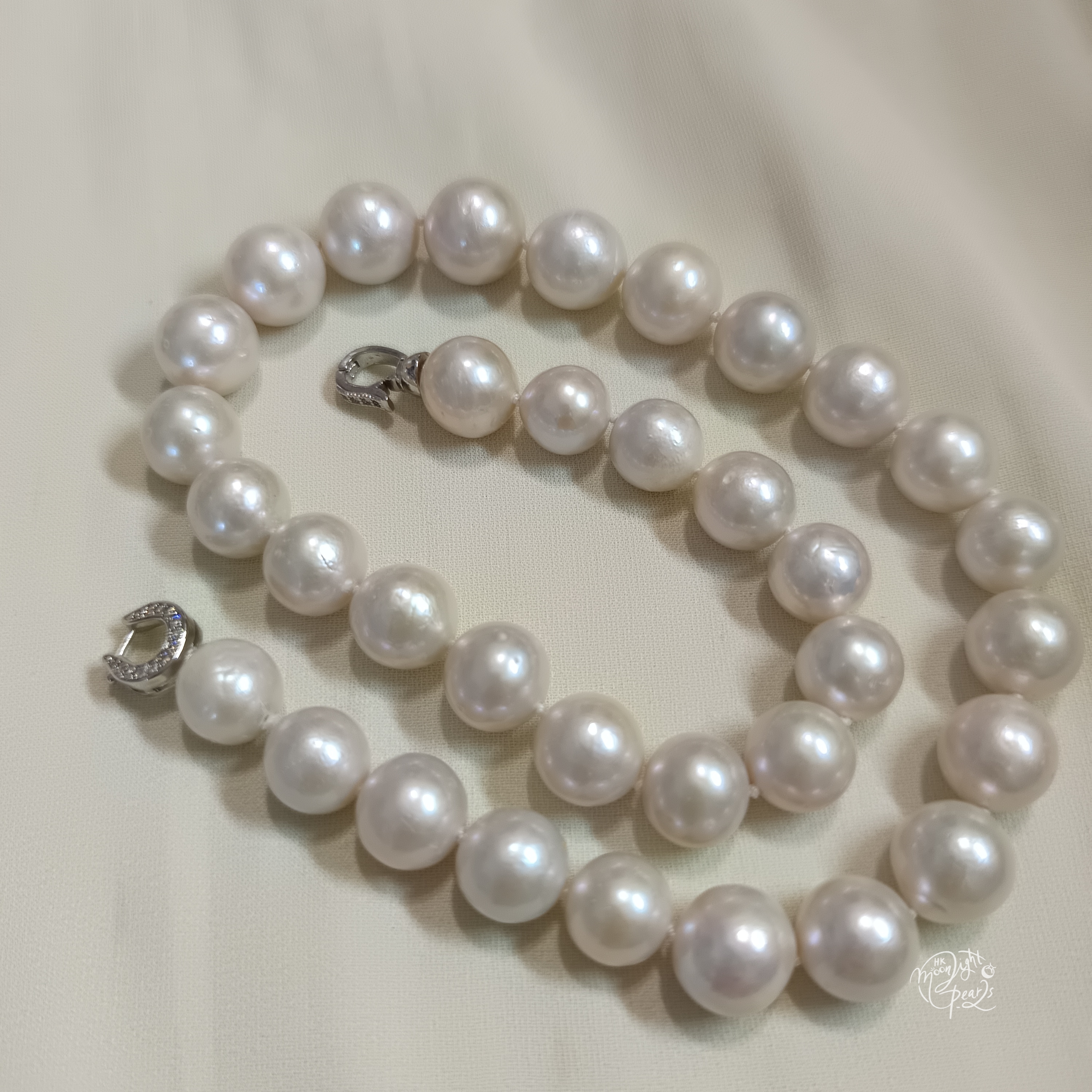 正圓強光愛迪生大白珠注白金馬蹄扣時尚項鍊