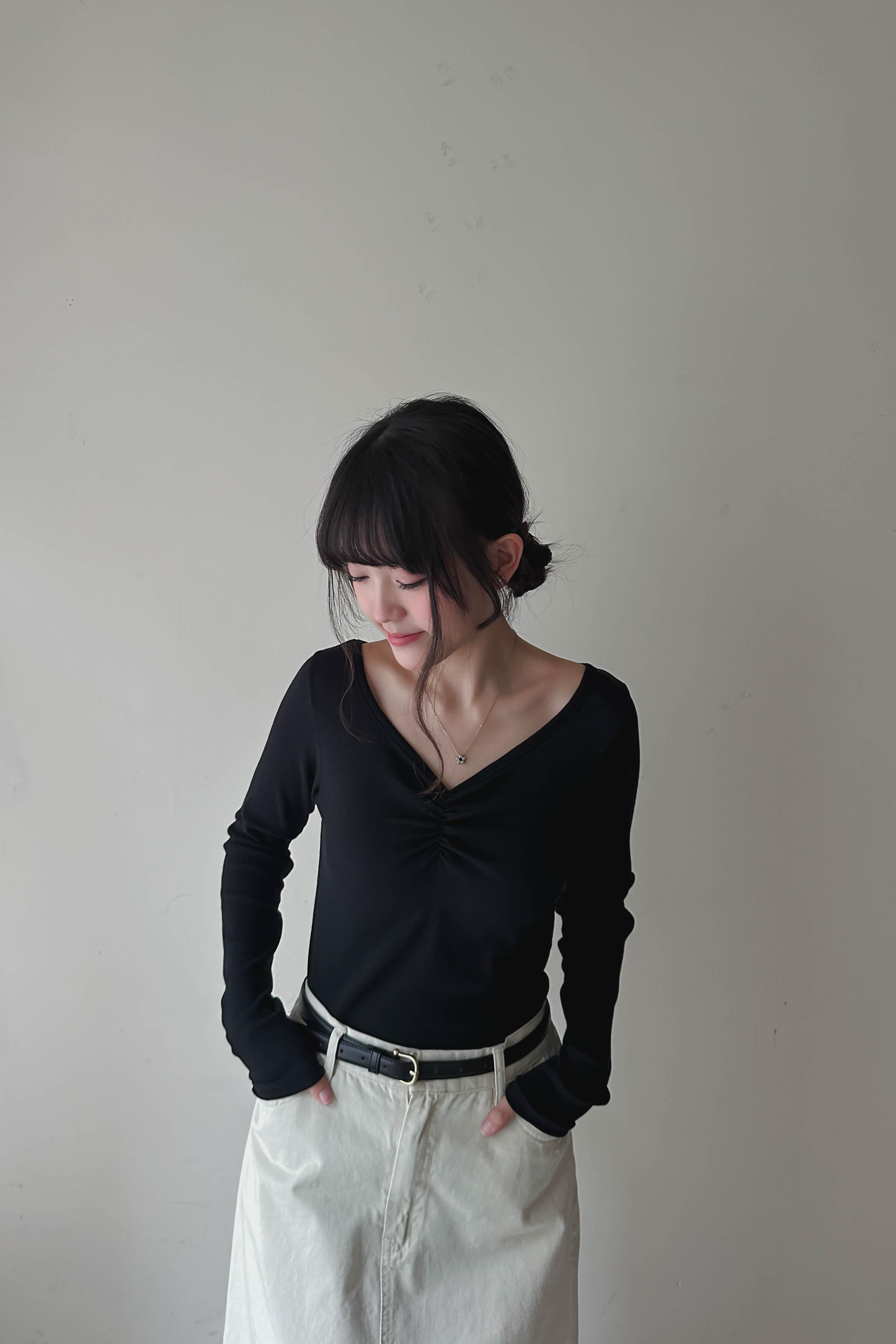 顯瘦!! 抓褶V領修身上衣 (兩色入)