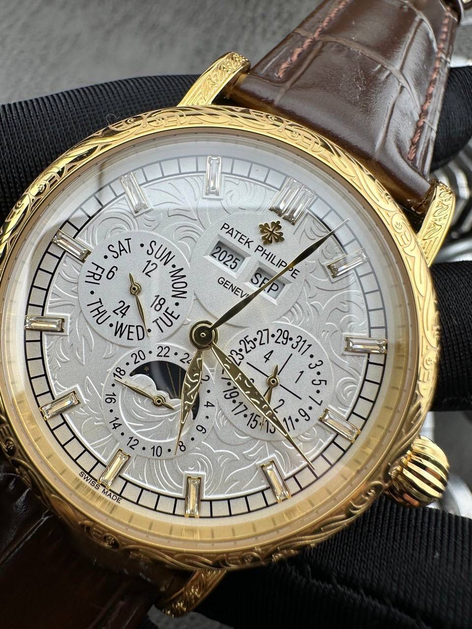 【铁划银钩 苍劲有力】高颜值新品墙裂推荐 精湛的工艺！ 年度最佳典藏之作——百达.翡丽古典超级复杂多功能 万年历功能腕表 团队历时两年多精心设计，不计成本，敢为人先，力求完美，克服重重难关，突破多层技术瓶颈，机芯型号为CH 29-535 升级版，质量稳定！ 【表带】经典意大利小牛皮表带，纹路清晰，质感好。搭配圈市面最顶级的百达翡丽灯笼表扣，通用原装无压力。 优雅的Calatrava雕花表壳极具个性，42毫米的表径适配大众男性手寸，非常商务可亦休闲。
