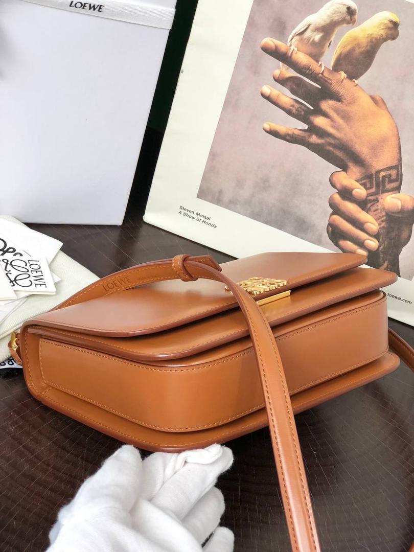 中号『 L0E💟WE GOYA 』 ⭐ 泫雅.周也.曾黎.虞书欣.宋茜.宋妍霏…众多明星同款哟～😘 ⭐能装，好搭，又不怕造 光滑丝绸牛皮革除了显高级外，上手如婴儿般肌肤娇嫩平滑，让你非常想保护她，呵护她呢～内饰细腻napa羊皮三隔层，贴心设计了暗扣和背面小侧袋，收纳方便➕安全感满分💯 ⭐灰常匹配当下的极简风，难得是拥有一大票靓丽颜色，无论是优雅知性，还是我们活泼开朗的小仙女们，都可以闭眼入啦！想凹造型？想上班通勤？怎么用怎么挑，都不会错^_^ 一句话，若🈶️此包，前者皆可抛！ 就算吃土也要买下呀呀呀～～ 中号尺寸：23-15-6.5CM 型号：012121棕色