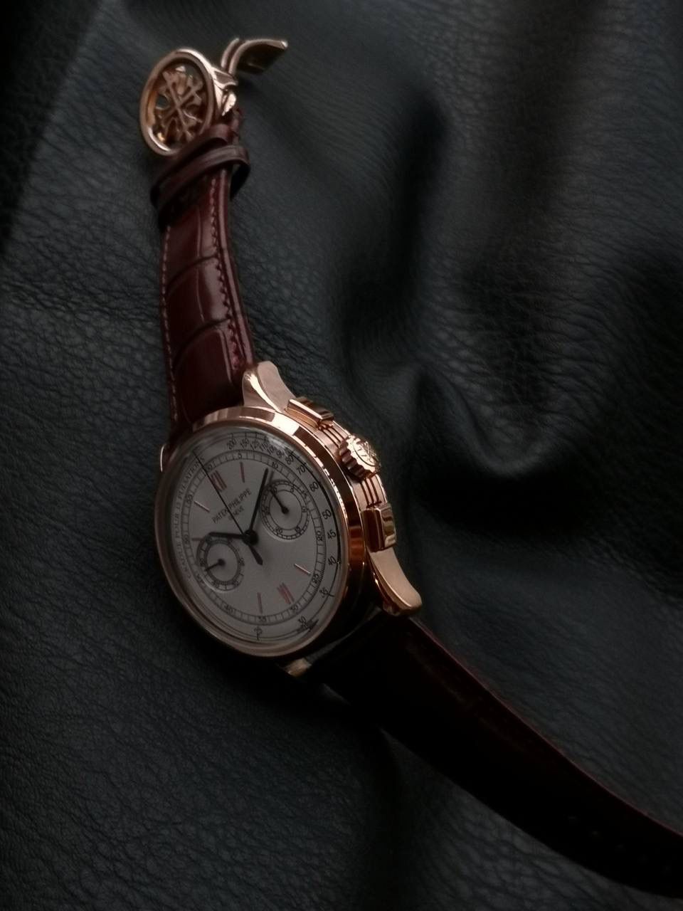 百达翡丽复杂功能时计5170G多功能腕表，堪称腕表精品当中的精品！😍✨🔥 腕表直径为42毫米，作为一款男士腕表，它的表盘大小适中。为我们奉上对称的美感，整个表盘的布局大方得体，包括了如此之多的功能的同时，又不会让人觉得繁杂。 机芯采用了7750机芯完美还原正品诸多功能，提供了强大的时间衡量功能。意大利牛皮表带，专属的灯笼扣，任何季节，任何场所，任何职业人均适合佩戴，让手腕佩戴得更舒适，让气质绽放。此款腕表具有30米防水功能，满足大众日常生活，休闲度假必备腕表。 百达翡丽5170G可以说是腕表中的精品，功能方面的巧妙构思，外观上的合理布局，以及优越的机芯性能，无一不体现出百达翡丽的独特设计，一件经典的艺术品，一件完美的收藏品。