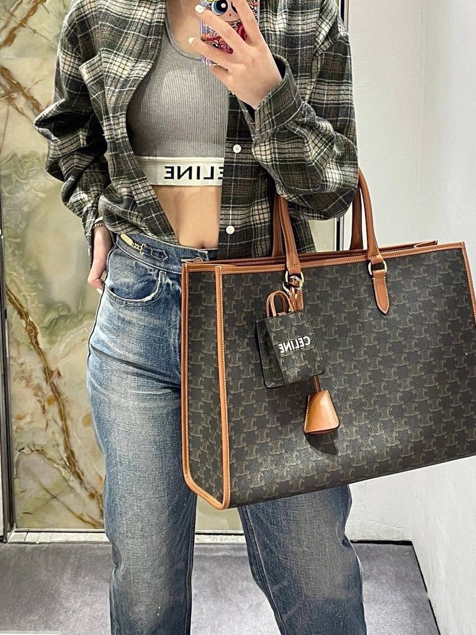 🔥大货实拍图 𝗖𝗘𝗟𝗜𝗡𝗘 ♥ 𝗖𝗔𝗕𝗔𝗦 𝗧𝗢𝗧𝗘大号 型号：197912 大号尺寸：43*30*10cm 小号尺寸：35*22*7cm 𝘾𝙀𝙇𝙄𝙉𝙀 𝟐𝟎𝟐𝟐秋冬新款～老花帆布cabas真的是大号包中的战斗机！耐刮擦，轻便，容量大，装电脑不在话下！更加感人的是袋口有暗扣，安全感满满，日常出门使用都很合适，职场女性和宝妈就更加不能错过啦！