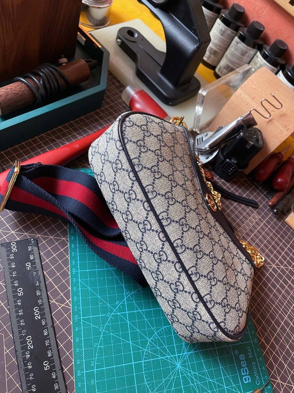 🔘gg ophidia系列小号手袋 草莓圣诞款（天花板级别） 无论你是怎么样的妹纸，想必都有一短小小的时光，总是想被草莓的东西包围着吧！ 今年圣诞款是甜蜜的风格，草莓的色调已经疯狂流行起来了。正厂意大利marbella pellami进口皮，佛罗伦萨顶级的制皮工艺，行业标杆业界翘楚领头四大门派，拿手的猪皮纹有各式各样的软度，所以有些时候真的要好好对皮跟颜色，好皮不是天天有，配上同等做工，打造唯美的气质，优秀得很勒。🤩🎀 尺寸：25x15x6cm 🔍款号：735132