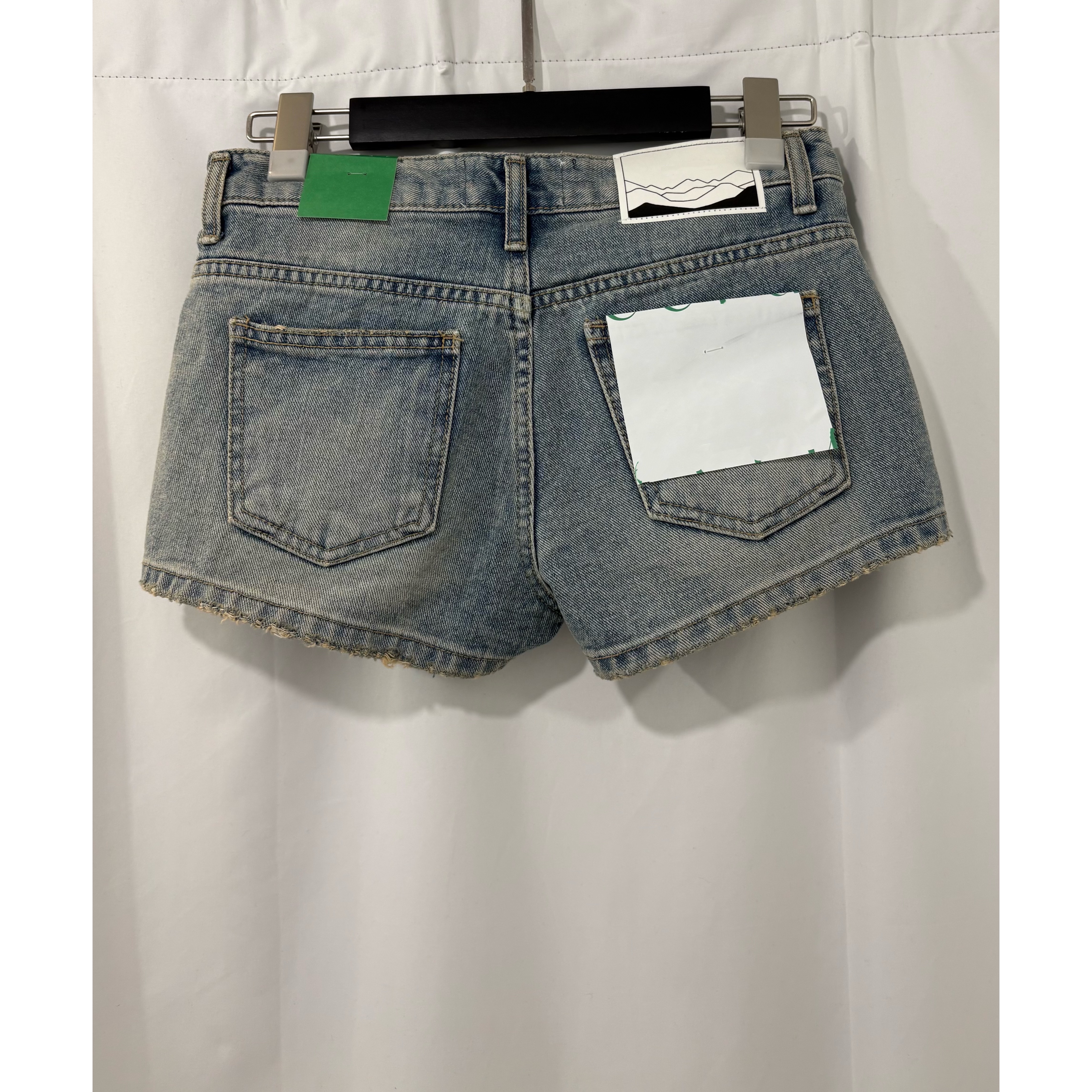 優惠價7月8截🩶2607G《LOW-RISE WASHED DENIM SHORTS》