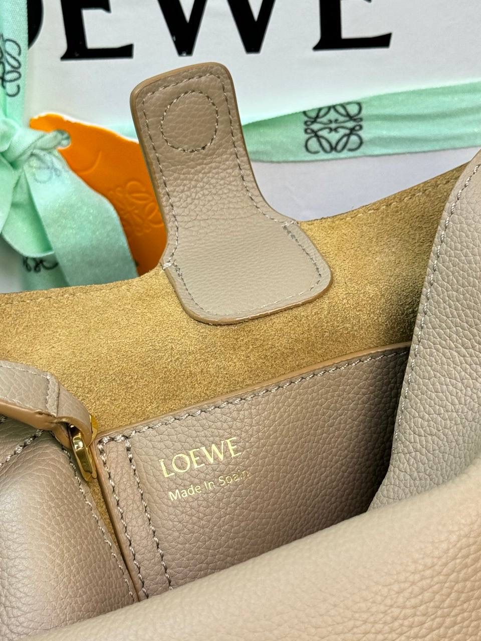 ♥️𝙈𝙞𝙣𝙞 𝙋𝙚𝙗𝙗𝙡𝙚 𝘽𝙪𝙘𝙠𝙚𝙩 ——【米杏荔枝纹】 尺寸：𝟏𝟔-𝟏𝟔-𝟗.𝟓𝐜𝐦 编码：062339 🎈标志性Anagram鹅卵石点缀，配以纯粹简约线条以及瞩目设计风格，诠释全新𝙋𝙚𝙗𝙗𝙡𝙚手袋👜 🎈自带一根🉑拆卸🉑调节的肩带，一包多背，多样化风格，秀场大放异彩😀内里容量超大，日常实用性强👌 🎈配全套专柜礼盒🎁，给你满满的仪式感👀