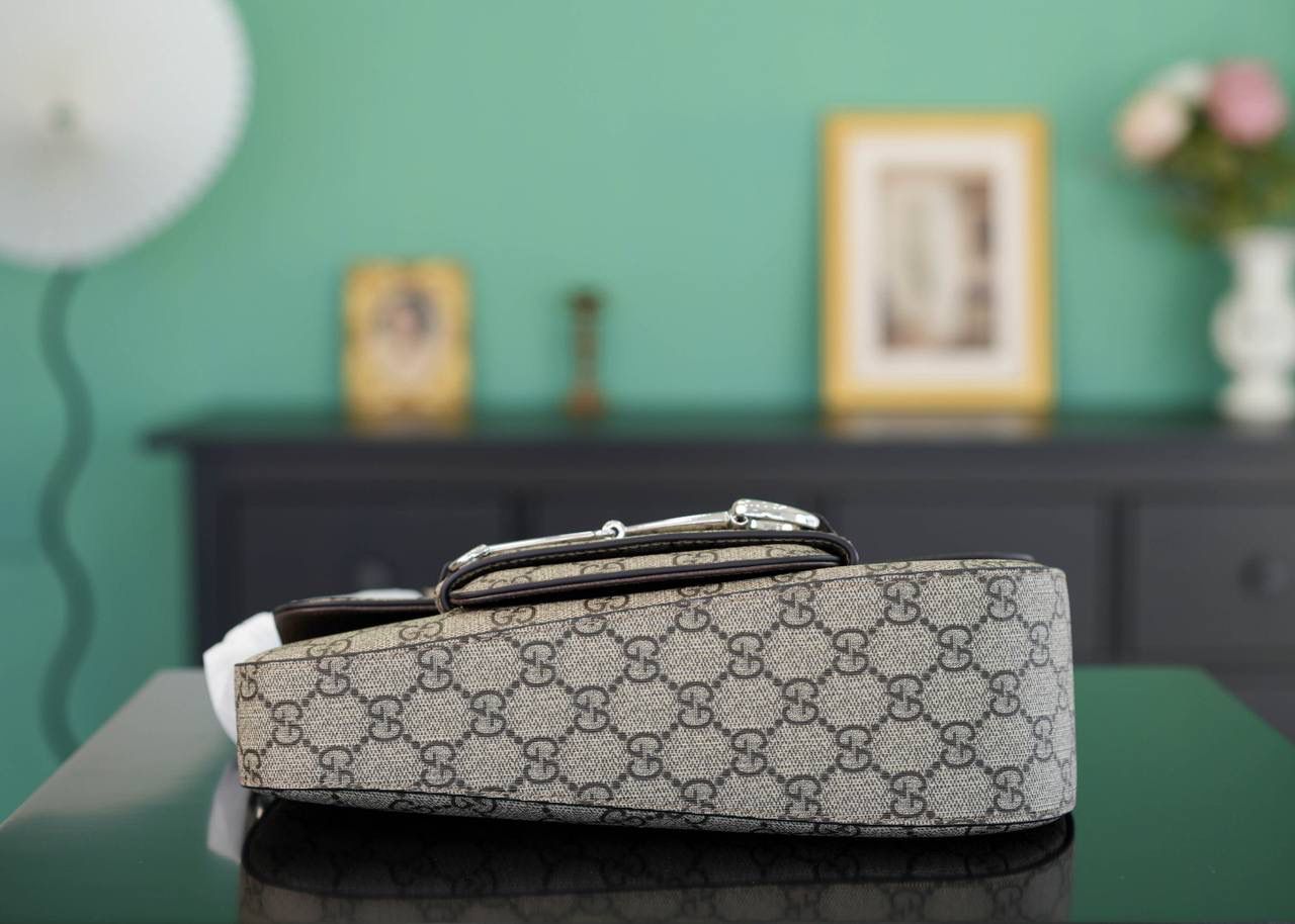 👜Gucci Horsebit 1955系列小号肩背包💕 超种草，Gucci新出的wink变形包！经典马街扣不对称，不规则形状，超个性真的是让人耳目一新！ 不得不说 Gucci经典元素在每一款新品上都有新突破，1955这款腋下包个性十足，肩带也是可调节的，百搭实用！ 官方款号 764155 尺寸：10.5-17x26.5x4-8cm