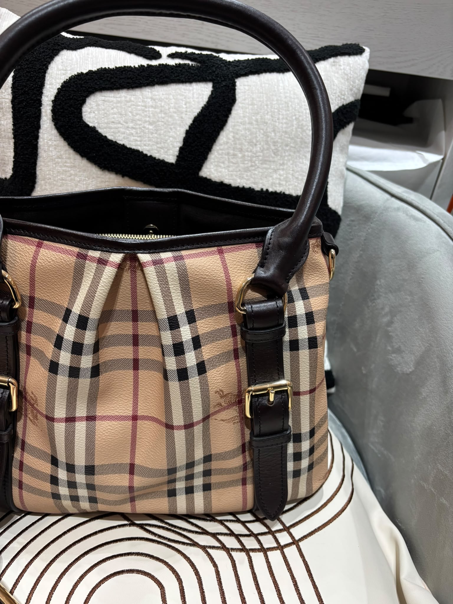 Burberry 2way bag 100%Authentic, 95%New ✅Dust bag