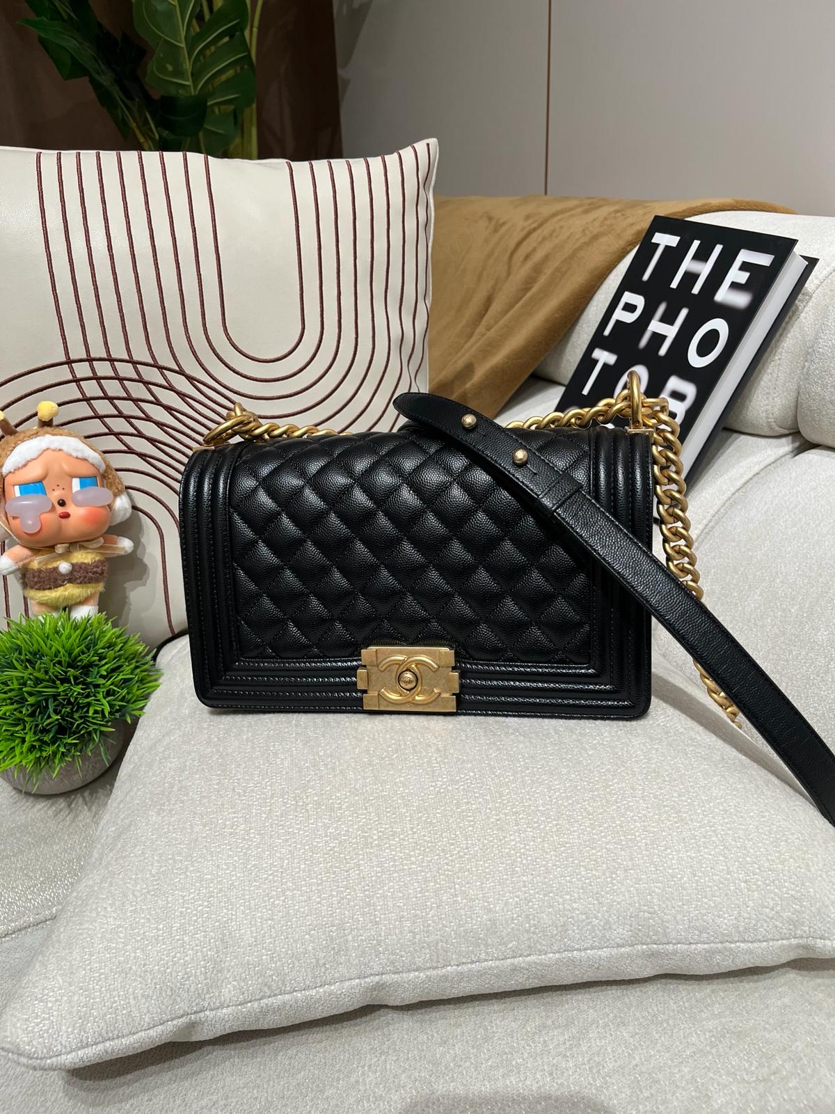 Chanel boy medium 25cm A67086 黑色魚子醬牛皮復古金扣 100%Authentic, 95%new ✅ 21年香港專門店收據✅30card ✅dust bag ✅box