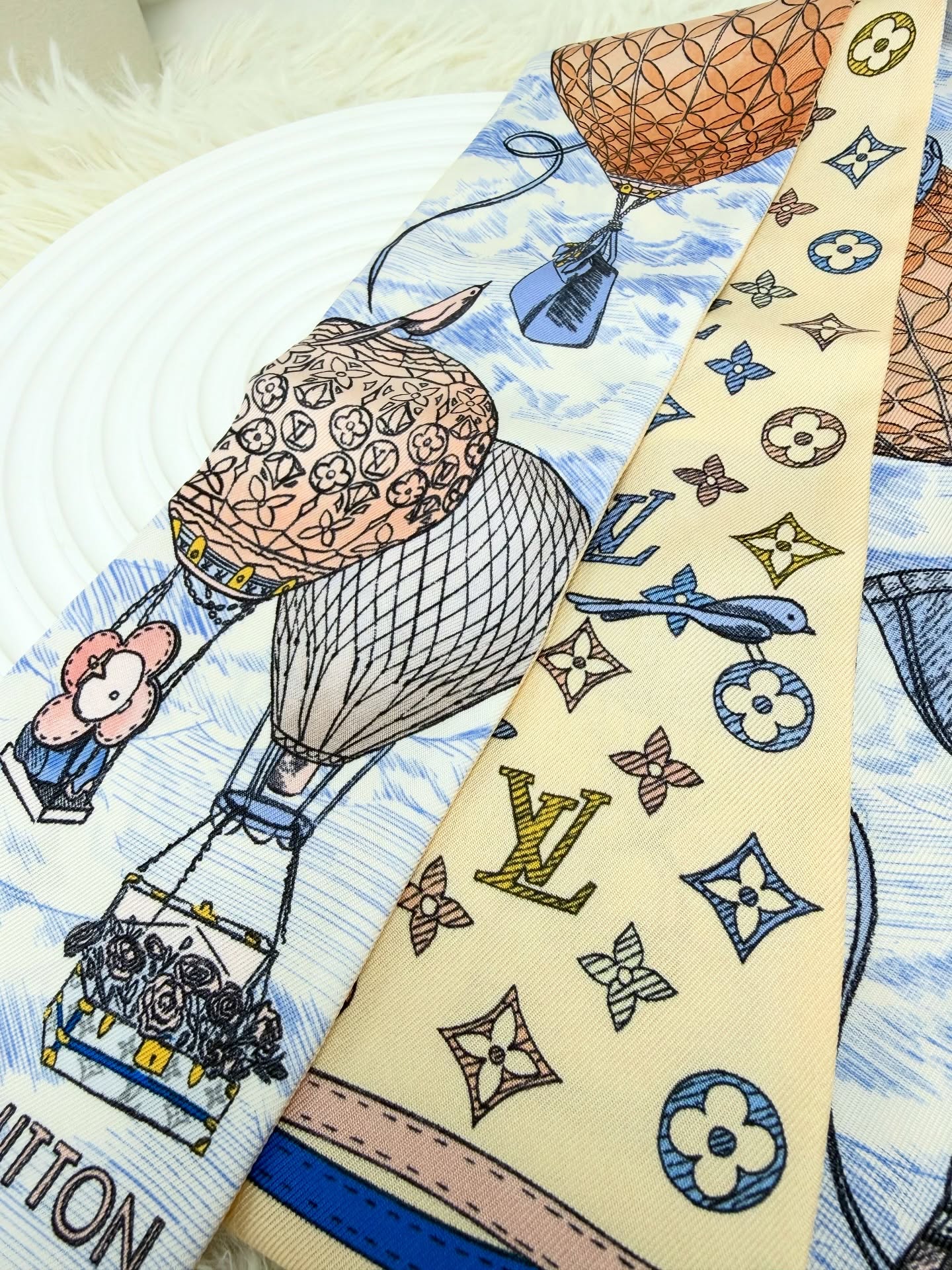 LV💛閑置品👜 PRE OWNED 🛍️Up and Away藍色熱汽球Twilly 束髮帶  Size : 120×8cm  配件 -盒，單🫶🏻 優惠價 $1280  #收袋王  喜歡的話快點pm/whatsapp 我們💓 銷售熱線51111 321（whatsapp)  我們服務包括有：手袋飾物回收、手袋置換(一換一、一換多也可以） 、專業手袋鑑證、專業手袋護理 Is 購買方法 🏢親臨門市 荃灣南豐中心15樓1521室（荃灣地鐵站a出口1分鐘到）敬請預約 ❤️只賣正品正貨，任驗💓🫰🏻 ❤️‍🔥本店為香港註冊公司絕對真貨，信心保證👍🏻 🫰🏻本店設有鑑證服務，有駐場鑑證師  ✨歡迎追蹤我哋各個平台緊貼最新優惠x貨品🔥😍 👇🏻👇🏻👇🏻👇🏻👇🏻👇🏻👇🏻👇🏻  ⭐️Instagram: aoaocave  🌈Facebook: aoaocave收袋王  🔥Carousell: acluxuryhk  👆🏻👆🏻👆🏻👆🏻👆🏻👆🏻👆🏻👆🏻  ___________________________  Disclaimer🫰🏻All trademarks and copyrights are reserved to the original brand holders. @AOAOCAVE sells only authentic goods and is not affiliated with any of the brands mentioned.  @AOAOCAVE 跟任何品牌無關，而且沒有持有任何品牌資版權，亦沒有與任何品牌合作。所有商標及版權歸屬於品牌坊所有，帖子只作分享用途。  #aoaocave #手袋回收 #名牌買賣