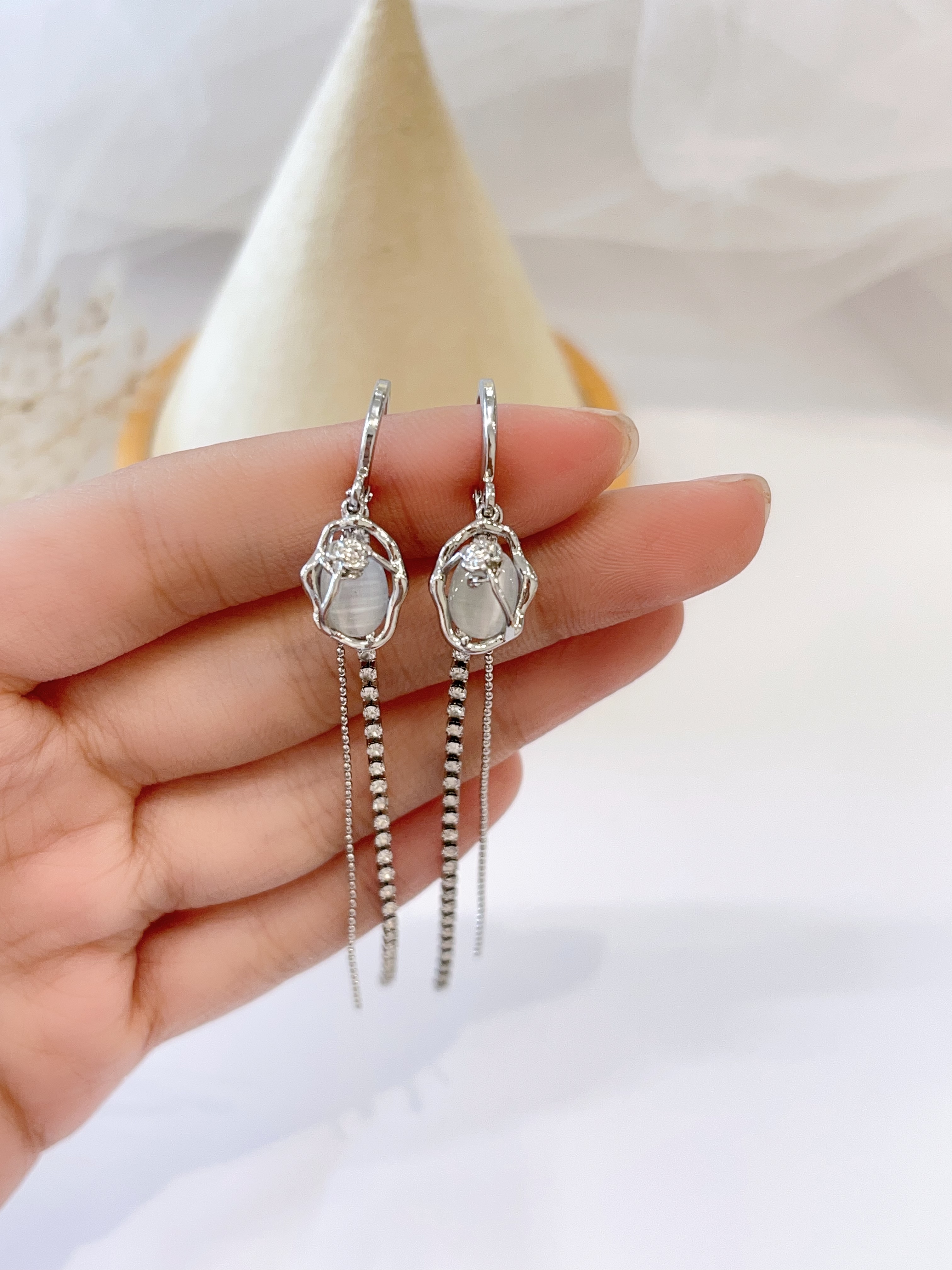 轻奢流光猫眼流苏耳环