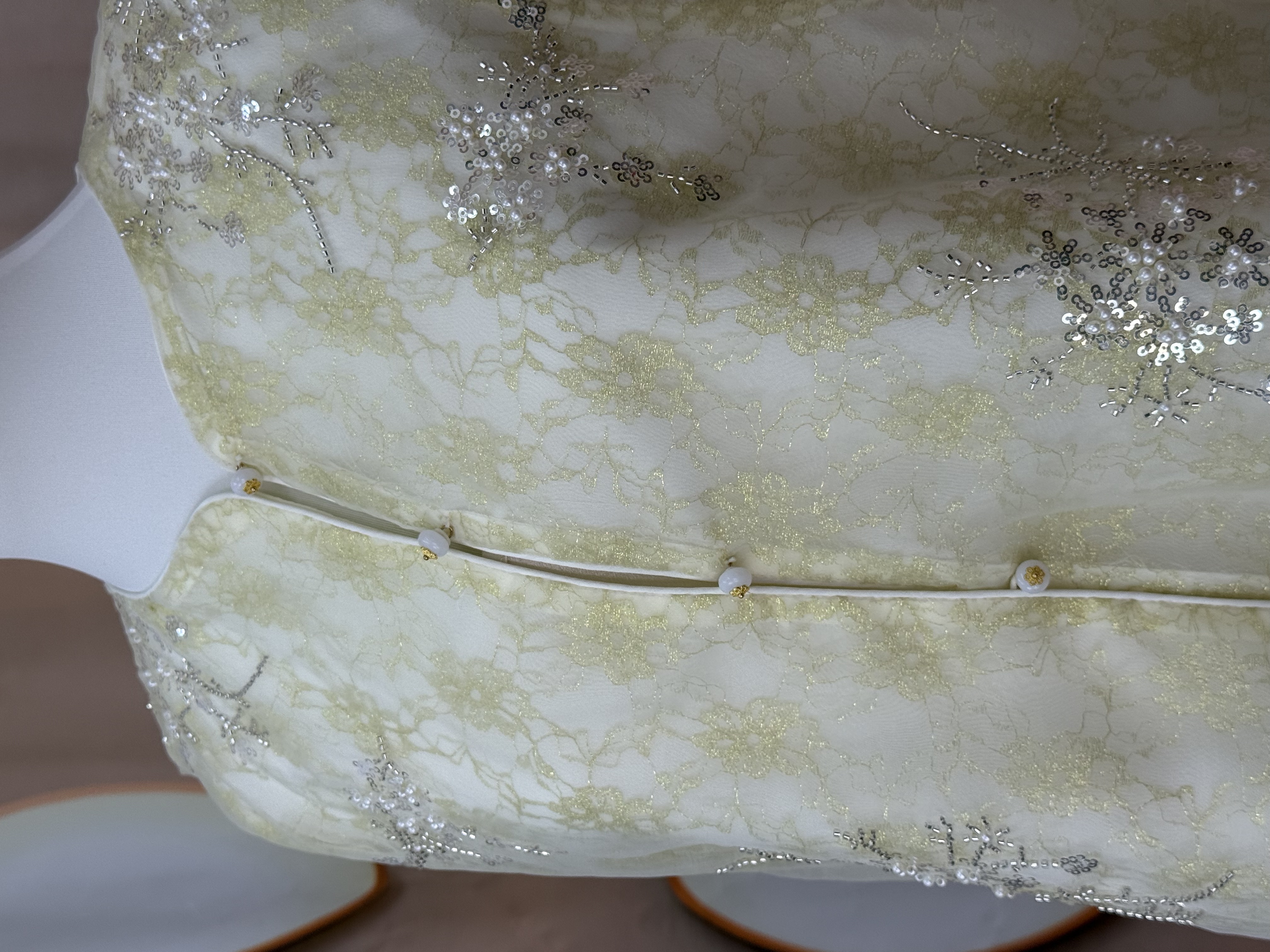 金箔云纹钉珠坎肩