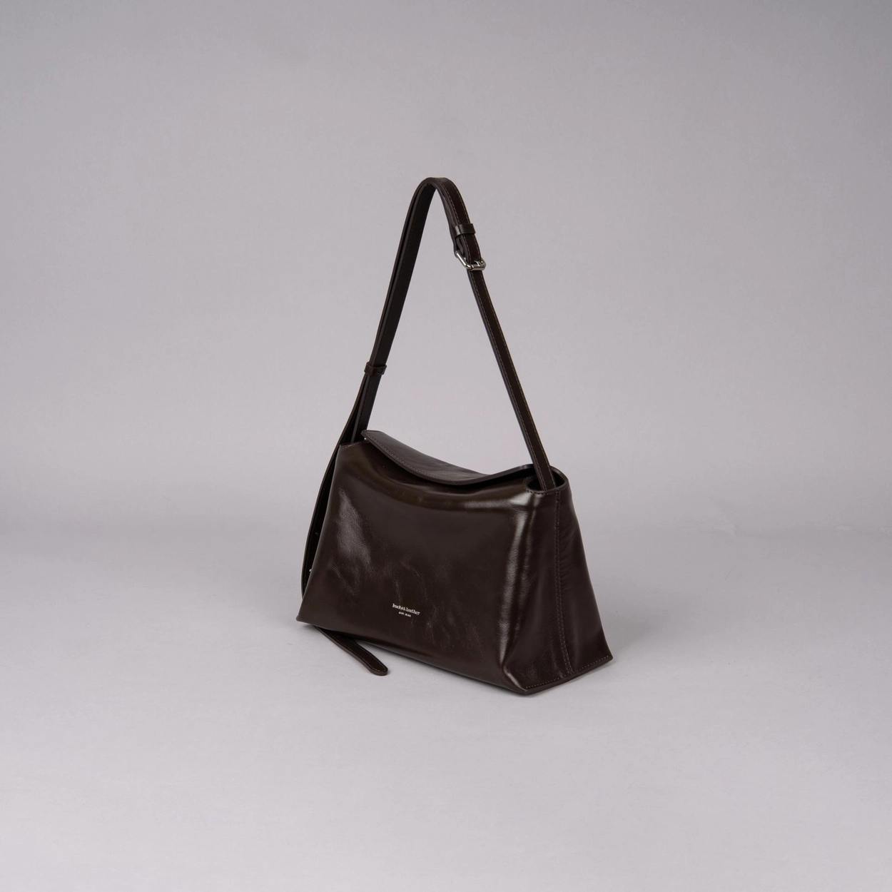 【26SS新皮】預訂_牛皮亮面 Bread bag 磁吸枕頭包 (M) By Bucks & leather