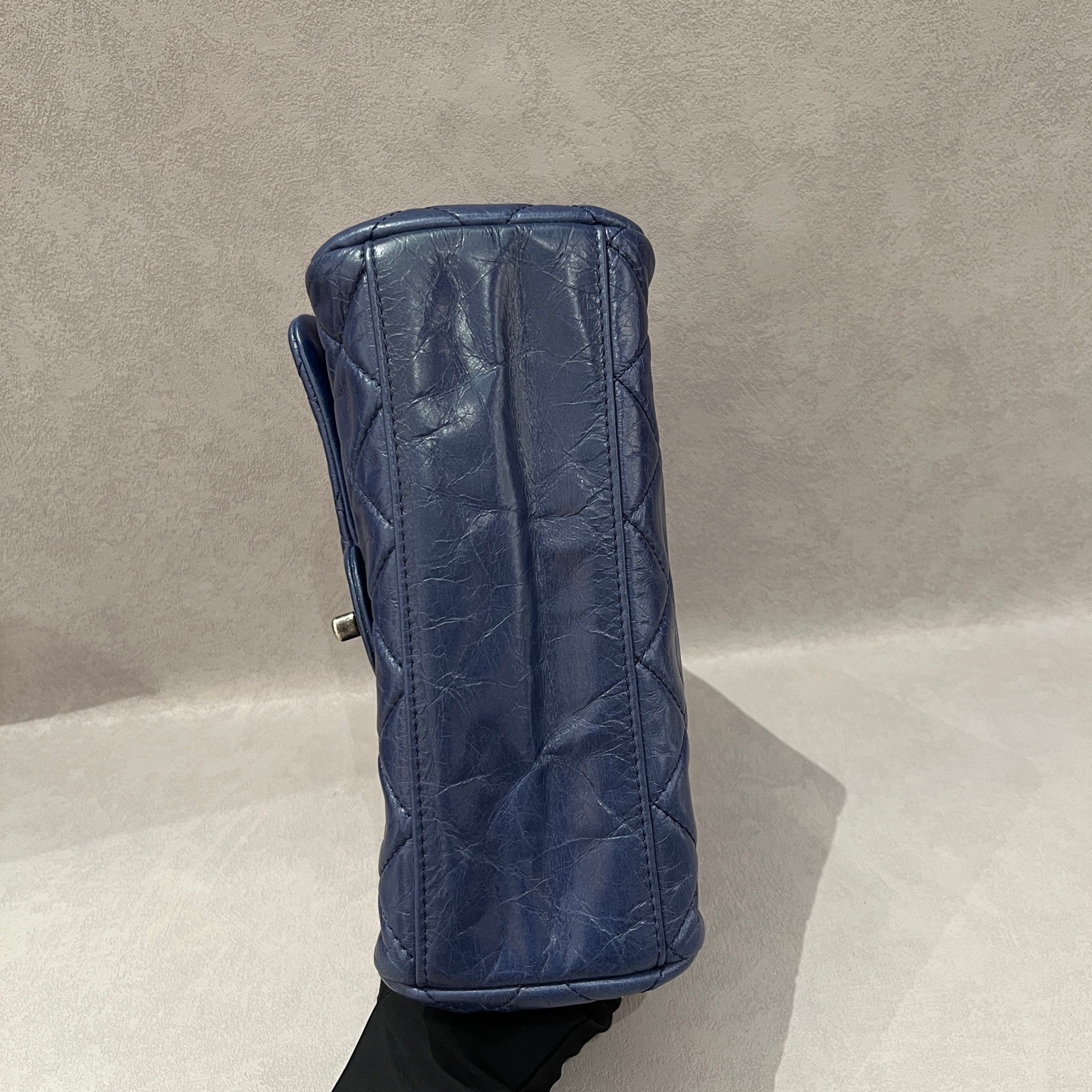 【預訂貨品】Chanel 15C油蠟皮深藍色斜孭袋