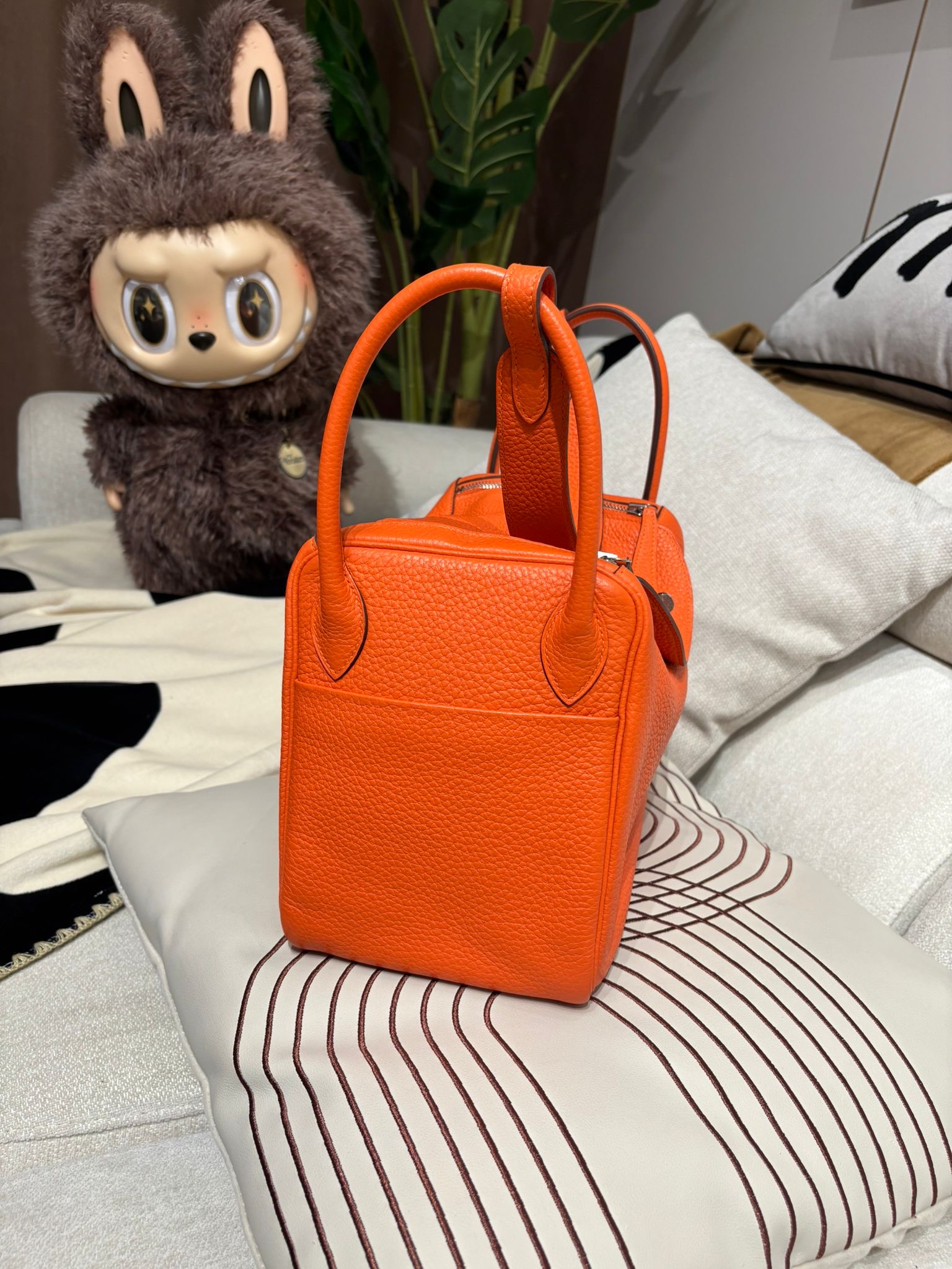 Hermes Lindy 30,Stamp T 愛瑪仕橙 100%Authentic, 95%New ✅Dust Bag✅Rain coat✅Box