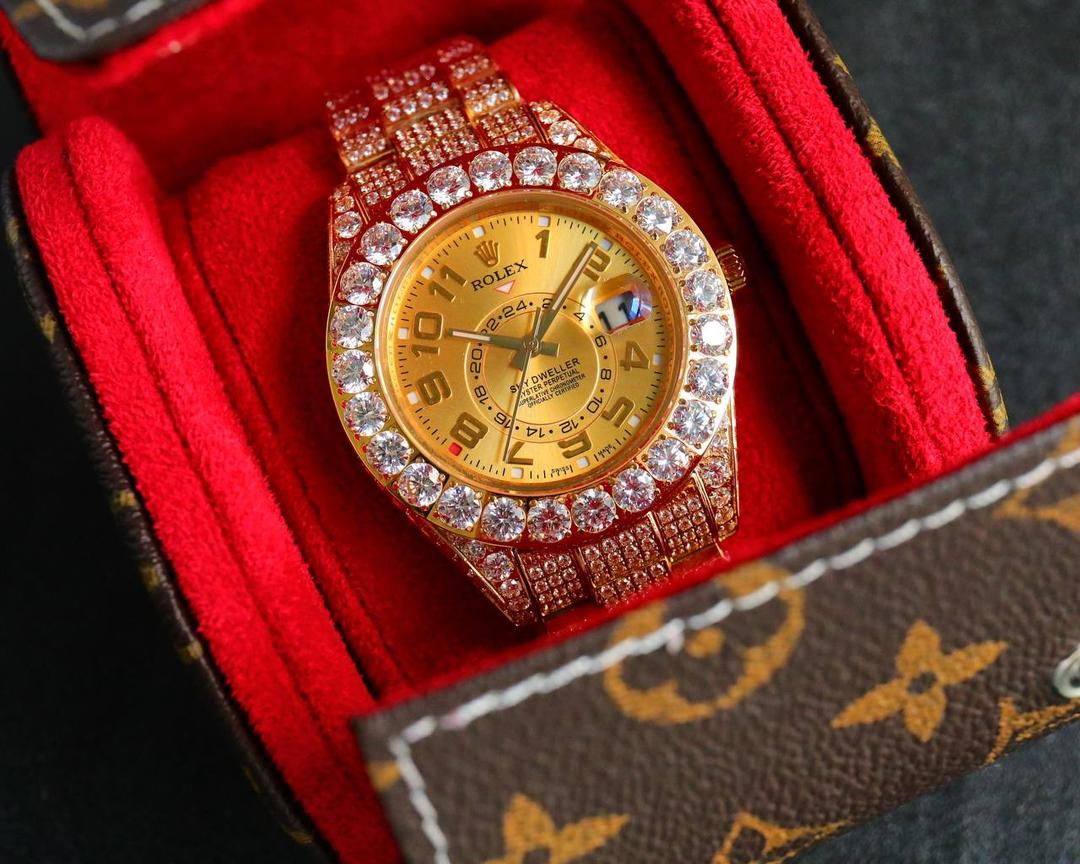 💍劳力士ROLEX 奢华极致满天星版本腕表904精钢打造，密镶顶级施华洛世奇美钻，奢华品质的诠释，璀璨夺目，魅力绽放。表壳表链全镶满美钻，金光闪闪，机芯可选择2824机和国产，腕表尺寸42mm！💍​​​