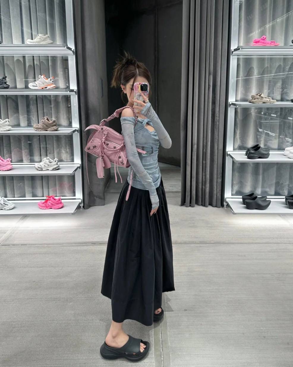 销量王🔥 Neo classic 机车包xs 首先声明，我爱一切机车元素 无论是le cagole还是这只neo 喜欢大容量的姐妹冲这只 油蜡皮的不规则摔纹配上大量的五金配件 还有流苏拉牌➕爱心镜子➕零钱包挂件 极繁的魅力由此而来～ 辣妹酷妹冲冲！ 26×17.8×11.4cm700940m