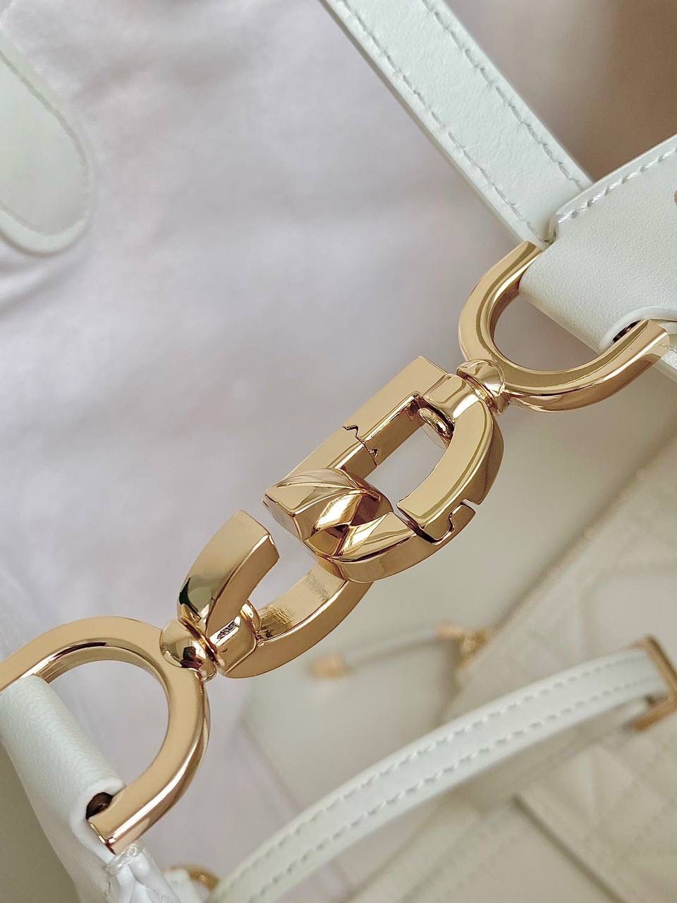 🈶白色 𝗗𝗜𝗢𝗥 𝗧𝗼𝘂𝗷𝗼𝘂𝗿𝘀手袋，大爆款 即出即断，供不应求的一只啊 一看就特能装，去健身日常通勤用它都合适 内置还配有小皮袋，可拆卸单独使用的！ 重点手腕处是能调节长度，可腋下可手拎 请焊在我手上！有大中小三个尺寸多种颜色 大号慵懒有范，中号更日常，小号迷你的可爱 带你大杀四方的一只，不受任何风格限制🤪😍 这季的重磅爆款，还不冲在等什么呢 中号：28.5×19×21.5cm， 小号：23x15x15cm #m1292m