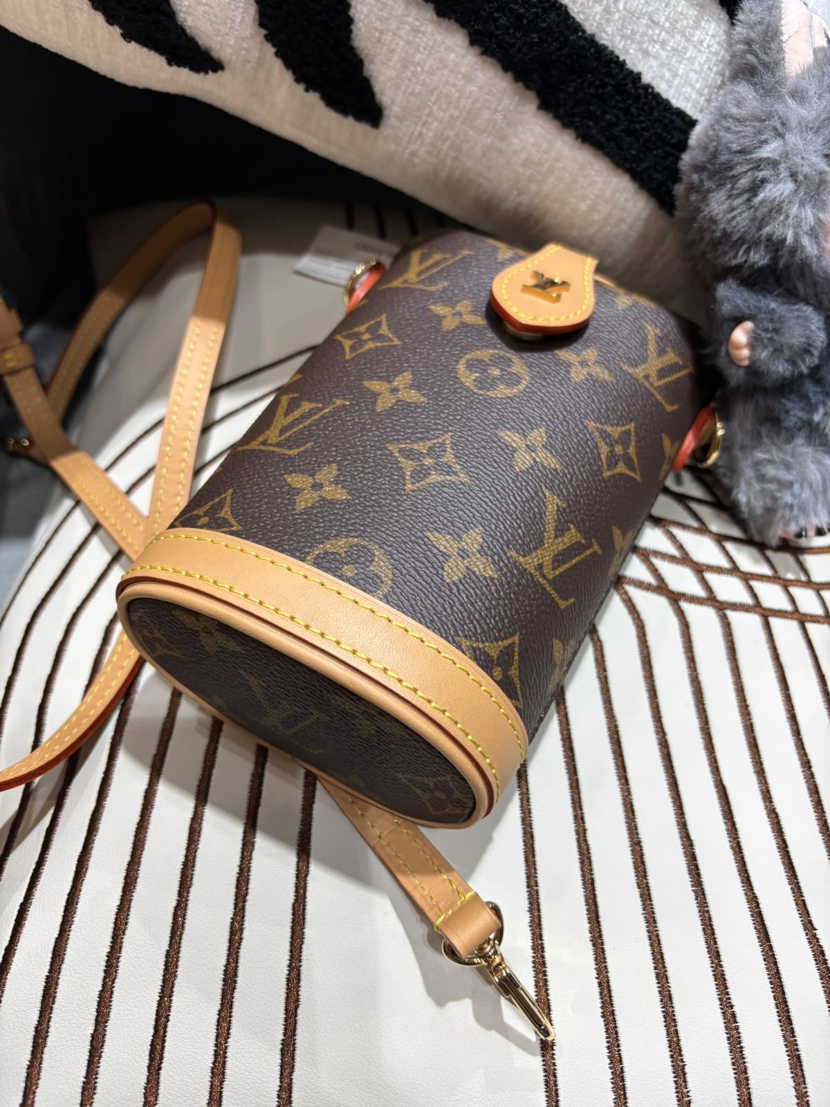 Lv Fold Me Pouch Shoulder Bag M80874 100%Authentic, 98%new ✅dust bag