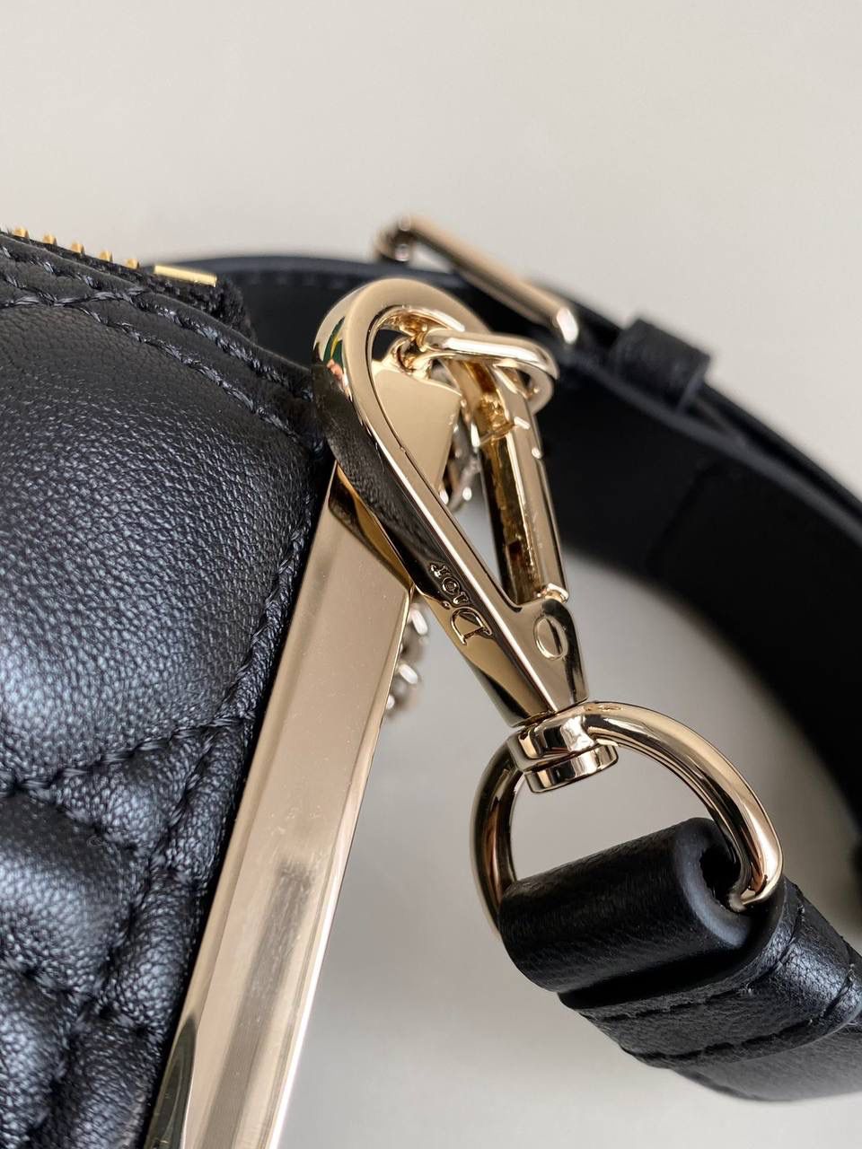 🈶老花蓝 𝗗𝗜𝗢𝗥 𝗰𝗹𝘂𝗯腋下包 又添一新包型，复古味十足 两侧的小金属压褶就很有看点了 可拆卸链条肩带➕皮肩带，自由切换 搭配个长肩带也很可，多种时髦用法 还可当手拿包，晚宴上气场瞬间拉满啊 轻飘飘，上身完全没有负重感 容量空间也是当之无愧的实用派 27×12×5cm，#6521m