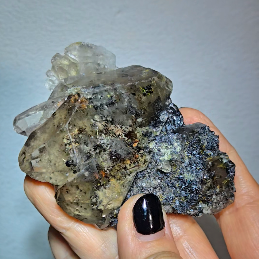 Golden starburst rutiles in quartz on black hematite - RT1444