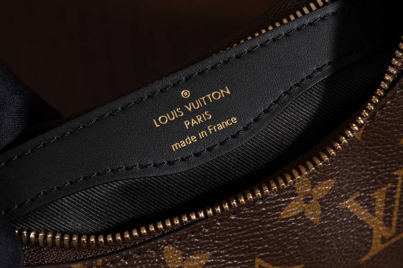 LV BOULONGNE 🥐 爆款之王 🥹 这款真的超火，一看就知道为什么会爆🔥 包型是牛角包，小巧可爱但超级能装，日常出门完全够用。 复古＋时尚的设计，颜值真的很高，怎么背都好看👍👍 肩带可拆又可调，想斜挎、单肩都 OK～ 加上链条马上变腋下包，气质直接拉满✨ Size：29 × 16 × 9.5 cm 好看又实用，真的是必入款 💖