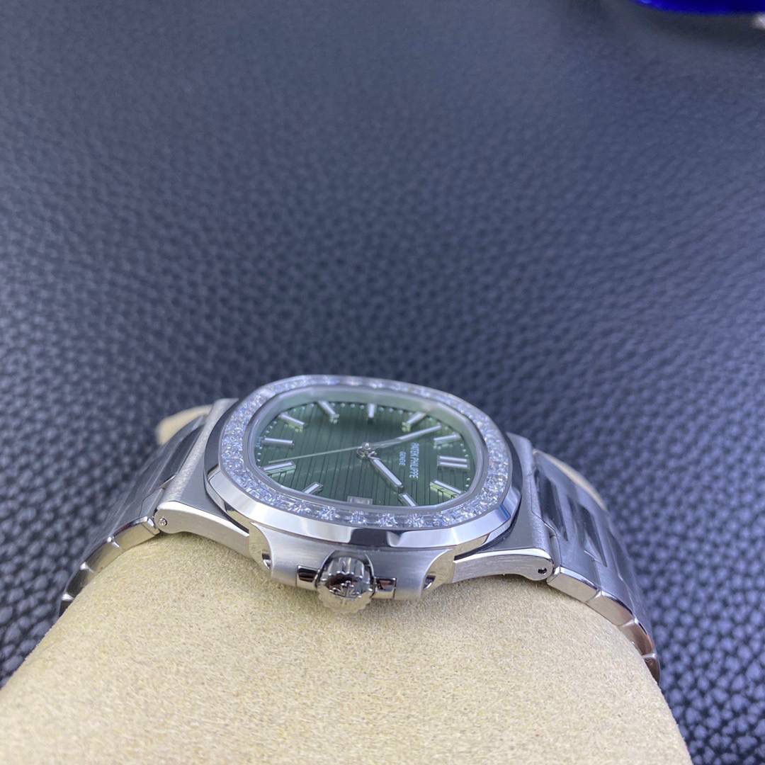 百达翡丽鹦鹉螺5711 橄榄绿盘镶T方钻 2021款🌟🌟 ✅ 核心配置：904钢表壳40×8.3mm，324SC机芯/45h动储/120m防水，时/分/秒/日期+夜光 ✅ 核心亮点：32颗梯形Wesselton T方钻（共3.6ct），贴合八角表环，珠宝级镶嵌 ✅ 核心质感：橄榄绿盘横向凸纹放射光，全表手工抛光，钢表带贴合舒适