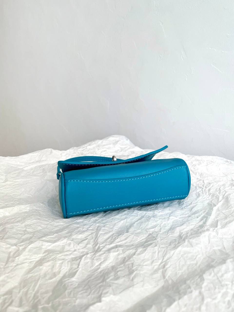 爆款🔥仅剩少量❗️ ba1enciaga rodeo nano 蓝色🩵 巨巨巨可爱的小rodeo 有没有拒绝不了包包变成小废包大小的姐妹！ 真的超级无敌cute，尖叫中～～ 但是，我想说的是，人家可不说小废包 它是可以装下iPhone pro的超实用mini bag📱 (plus不行哈🙅🏻‍♂️) 手提着出街就像拎着个小挂件 还有链条肩带可以肩背⛓ 家里有小千金的话 mini包还能和宝贝女儿共享🩷🩷 画面不要太治愈☺️☺️ 必须zp开发的啦，所有细节正确且对版哈！ 16×9.9×4.5cm819429m