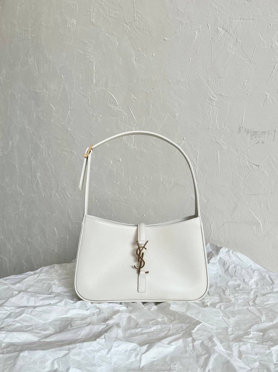 ys1 le5à7 光滑牛皮腋下包鳄鱼纹🐊 没找到他们家出的包包越来越极简主义 线条流畅，没有一丝一毫多余的废话 包身正面的一个logo说明一切 能留下来的都是这种简单款 日常最好搭配的也是这种 头层牛皮不仅光滑 皮感摸起来还有一点点韧度 内里搭配了我最爱的麂皮 真的是里里外外都非常打动人🖤 我的私心强推！ 23×16×6.5cm651350m