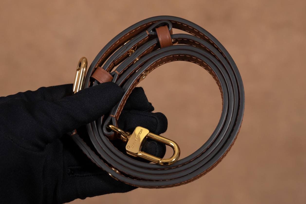 LV NÉONOÉ 水桶包 👜✨ 这款真的是经典中的经典，很多人第一只 LV 都选它！！ Size：26 × 26 × 17.5 cm，容量很可以，日常东西统统装得下～ 水桶包原型来自 1932 年的香槟袋， 经典又耐看，不分年纪，背起来都很有感觉。 又能装、又好搭，休闲穿、正式穿都 OK， 属于那种越背越喜欢、怎么都不会过时的款 💖