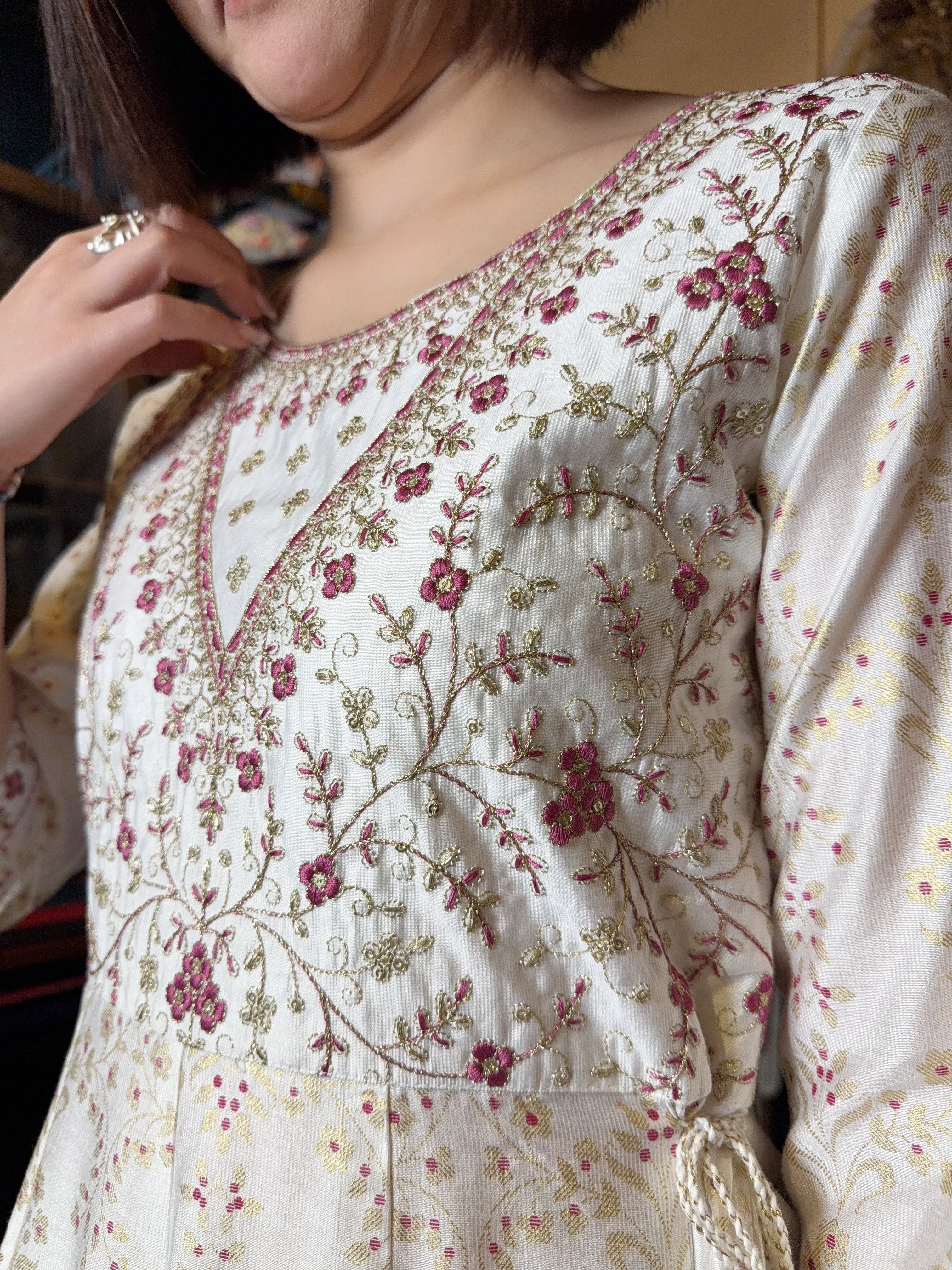 1662 Pearl White X Pink Emb. 12-cloth 4-Rope OP 49"