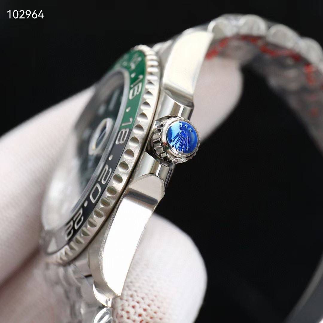 【官网最新 同步更新】 【新品上架 势不可挡】 ROLEX 🎮EA1 顶级好货最新款 新品雪碧 左撇子 GMT Ｖ4 升级版黑绿陶瓷圈电镀白金 +上精致字面表盘电镀白金还原原装品质 显得更加靓丽 震撼上市 钢材采用正宗的进口904L原材料锻造打磨等工序而成，坚持不以普通钢材鱼目混珠的承诺，同步原装搭载3186/2836机-全自动机械机芯，走时精准稳定，专业测试检查，零返修！体现在于如下：1：和原版一样的GMT双时区表针在底部时针上面的第二层，🎮 由下到上的顺序为：时针-双时区针-分钟-秒钟。2：和原版同样通过调试时针快跳调整日历的功能。 3:直径：40mm专用防刮花蓝宝石镜面，“表盘夜光丁采用白金电镀，”更加靓丽高质感，超强夜光效果显示，几乎原装一致，真正王炸 突破技术壁垒 同步原装把头皇冠垂直向上，防水性能超好！🎮