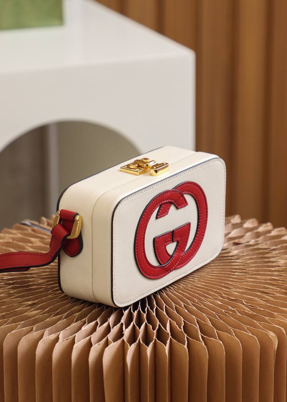 ▪️ 𝙂𝙂盒子包 高级感撞色设计#658230#▪️ ✔️尺寸：17*10*5.5cm 小古新品𝙂𝙂撞色设计盒子包， 这一届的新品太让人眼前一亮了， 撞色的设计搭配盒子包造型， 自带可爱少女气息，竟然附带一丝复古元素！ 盒子包造型搭配经典的𝙋𝙖𝙙𝙡𝙤𝙘𝙠系列锁扣， 可爱的元素搭配经典的搭配融合得恰好！🌈 爱了，双𝙂增添了当代时尚格调！