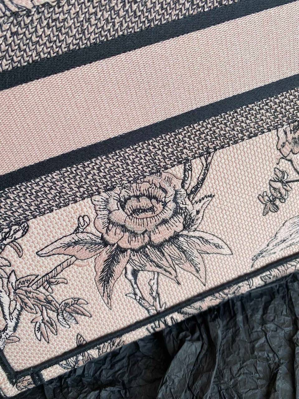 🈶植物花园，胭脂粉中号 𝗖𝗗 𝗕𝗼𝗼𝗸 𝗧𝗼𝘁𝗲 23早春度假系 浪漫的花卉刺绣，细节感非常强了🥰 栩栩如生，不言而喻的精湛刺绣工艺 握住只有你的花花世界吧 36×27×16cm