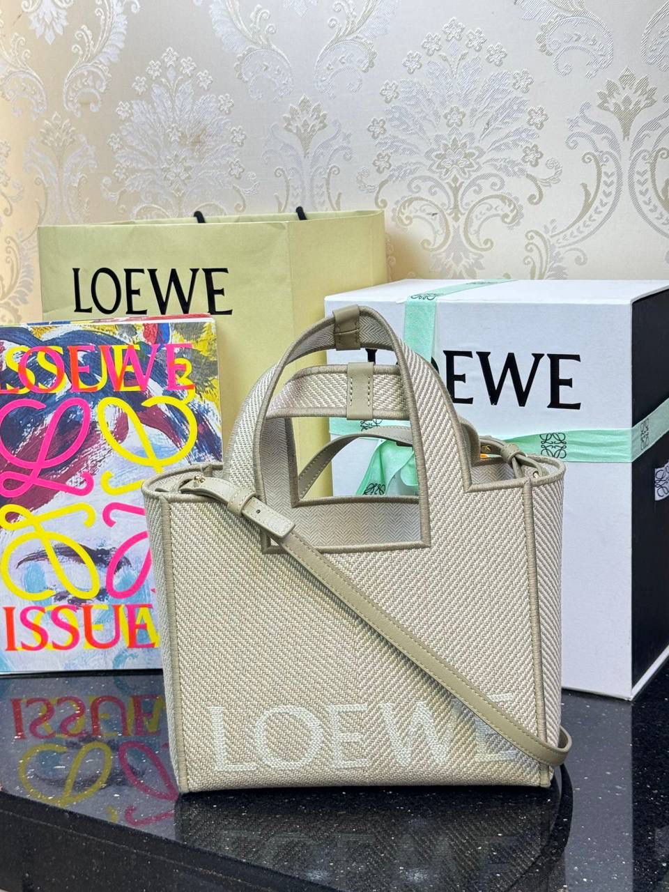 𝗛𝗮𝗺𝗺𝗼𝗰𝗸 𝗵𝗼𝗯𝗼拉菲草/配皮 尺寸：𝟮𝟴-𝟭𝟳-𝟵.𝟱𝗰𝗺 编码：263317 全新𝗛𝗼𝗯𝗼吊床包造型设计、采用进口拉菲草手工编织而成、有别于其他材料、该种拉菲草编织不仅工序复杂、而且成本高昂、环保♻️性能更好。 搭配可拆卸可调节长肩带、Anagram骰子🎲吊饰、镂空拉菲草编织、可手提、斜挎或者肩背等多样化背法、容量大、日常出行完全够用‼️