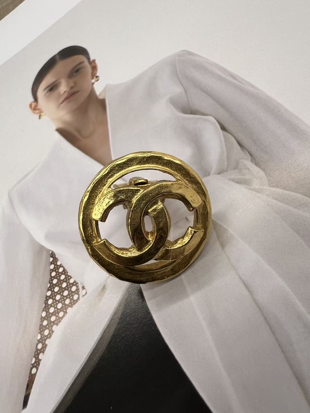 Chanel 簡約Logo金色耳飾