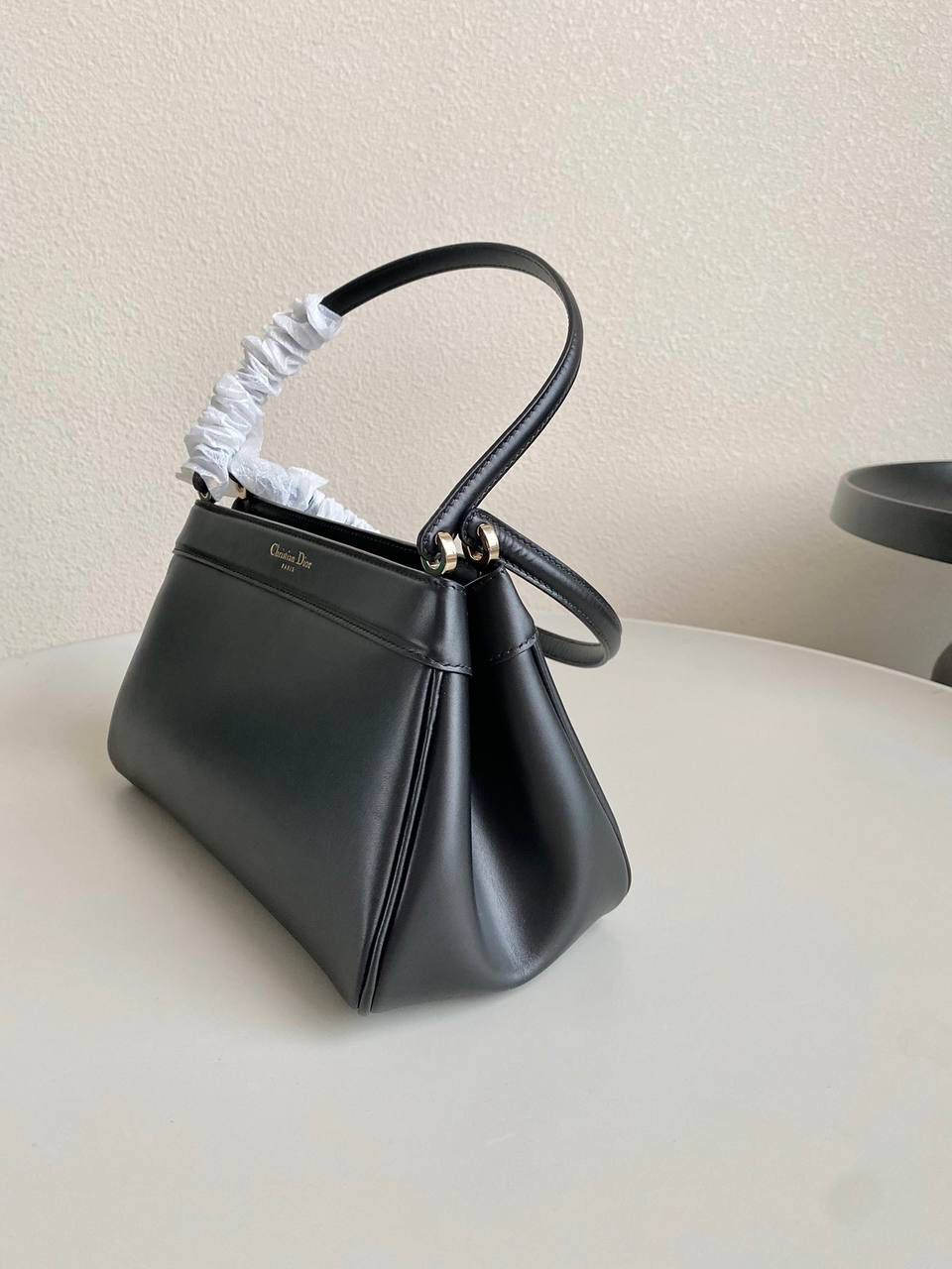 🈶 黑色中号 𝗗𝗜𝗢𝗥 𝗞𝗲𝘆手袋/腋下包 啊啊啊贵妇们还没买的都看过来 如此复古法式浪漫的包一定要拎在你手上 首批即出即断！都在翻单再翻单了！！ 早已大火全网时髦界，没有人不爱啊 独特的梯形包身➕细长手柄，优雅高贵 它的悬锁更是绝绝子，两个尺寸可选 小个子女生也可放心的冲大号 日常通勤什么大场合都能给你冲锋 拿捏得恰到好处，找不出一处缺点地方 真是把复古风玩得明明白白，美死了！！ 中号：27×16.5×13.5cm，#6098m 小号：22x12.5x12cm