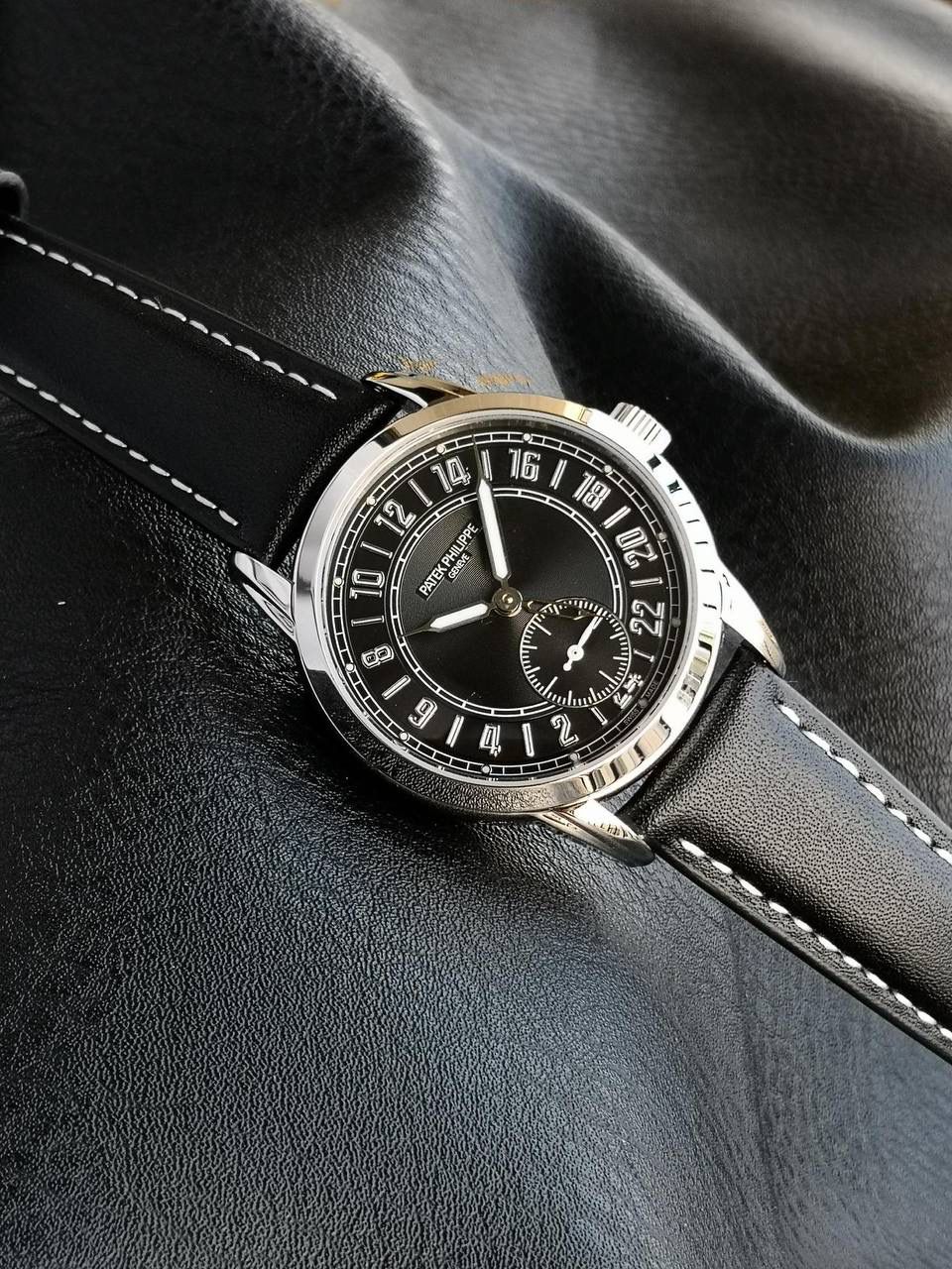 百达翡丽复杂功能系列5224R-001重磅登场，复杂时计腕表，以超复杂的工艺技术打造休闲运动腕表。 机芯采用复刻版31-260 PS FUS 24H自动上链机芯，在实现外观的逼真前提下，功能一并完美诠释。 改装大师独立制表人，倾情参与定制改装表盘颜色，给予独一无二的腕表增添有趣的灵魂！ 匠心力作 欢迎各位表友品鉴！