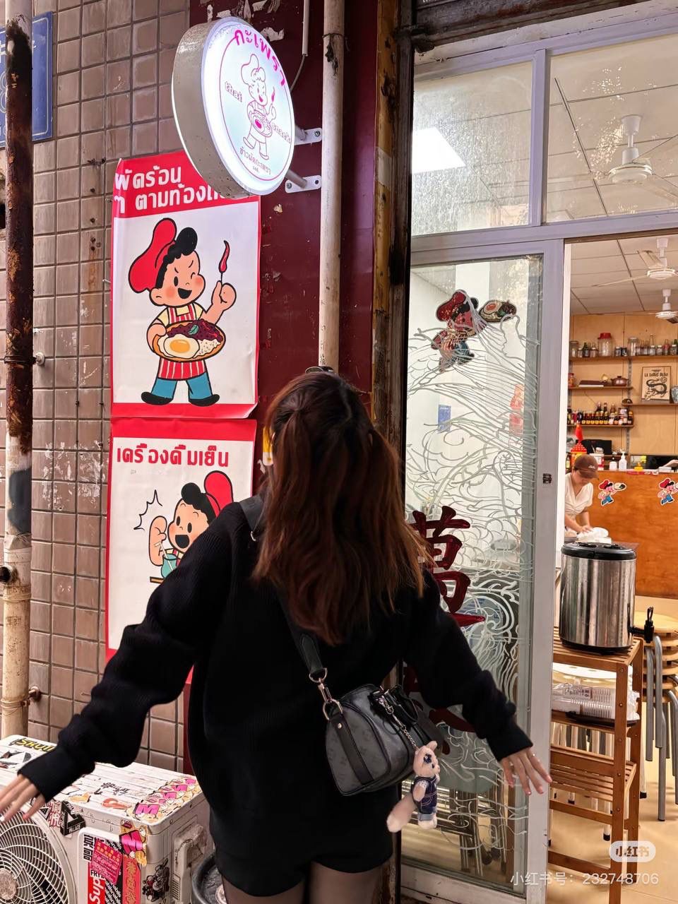 LV Keepall 黑老花系列 🖤✨ 潮男最爱款，男女都能背 😎 低调黑老花拼灰色，帅气又百搭， 小巧但很能装，随便一背就很有型，凹造型神器 💯 经典 Eclipse Reverse 帆布，老花两侧倒置设计，低调中带一点小巧思～牛皮包边＋宽肩带，背重也不累 👍配皮革手柄＋可拆可调节肩带，手提、肩背、斜挎都行 📏 尺寸 小号：25 × 15 × 11 cm 中号：35 × 17 × 21 cm