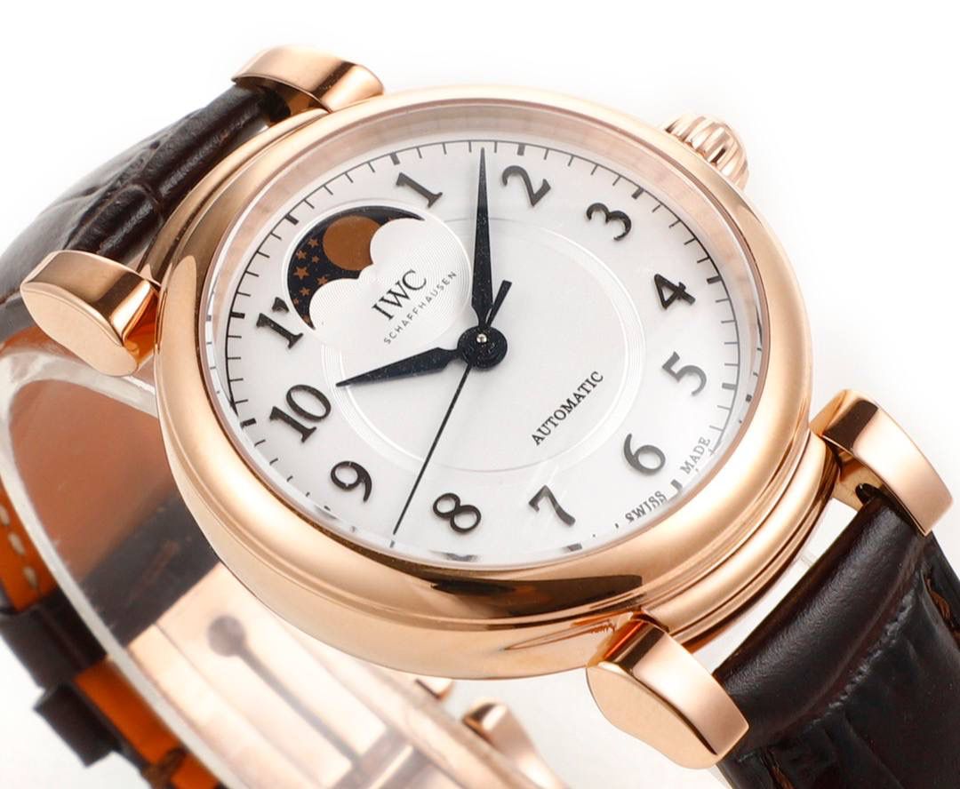 IWC达文西 IW459306 蓝色表盘配月相，好看又有氛围感，蓝色和月相搭配很协调。 这款达文西是复古经典设计，表盘干净清楚，指针是剑形，表冠是圆拱形，表耳可活动，戴着手腕更舒服。 表底刻有“生命之花”图案，是重叠圆环的几何样式。 表径36mm，精钢表壳，自动机械机芯，带中央停秒、月相显示，表底有特殊雕刻。 防水30米，动力储存42小时。 整体简约大方，细节精致，很适合成熟优雅的女生佩戴❤️