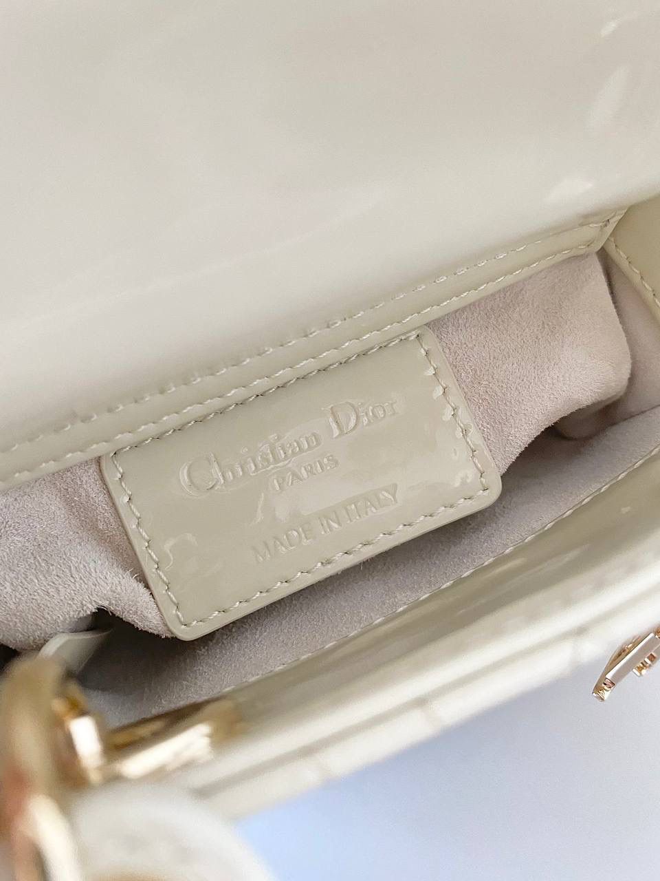 🈶漆皮白 𝗗𝗜𝗢𝗥 𝗺𝗶𝗰𝗿𝗼 𝗹𝗮𝗱𝘆 𝗯𝗮𝗴 火爆全网的最新超mini系列 天阿噜！小小只，简直太太太太可爱了！ 精致到巴掌大小，无敌治愈我这颗少女的心啊！！ size：12×10×5cm