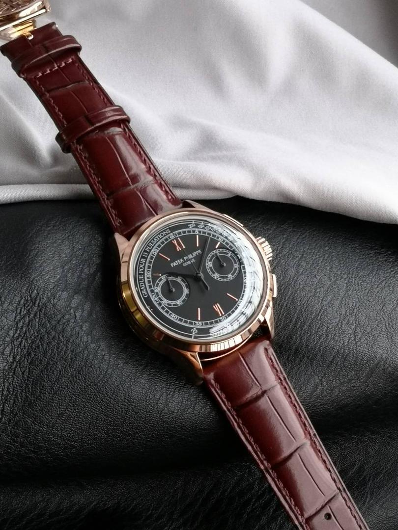 百达翡丽复杂功能时计5170G多功能腕表，堪称腕表精品当中的精品！😍✨🔥 腕表直径为42毫米，作为一款男士腕表，它的表盘大小适中。为我们奉上对称的美感，整个表盘的布局大方得体，包括了如此之多的功能的同时，又不会让人觉得繁杂。 机芯采用了7750机芯完美还原正品诸多功能，提供了强大的时间衡量功能。意大利牛皮表带，专属的灯笼扣，任何季节，任何场所，任何职业人均适合佩戴，让手腕佩戴得更舒适，让气质绽放。此款腕表具有30米防水功能，满足大众日常生活，休闲度假必备腕表。 百达翡丽5170G可以说是腕表中的精品，功能方面的巧妙构思，外观上的合理布局，以及优越的机芯性能，无一不体现出百达翡丽的独特设计，一件经典的艺术品，一件完美的收藏品。