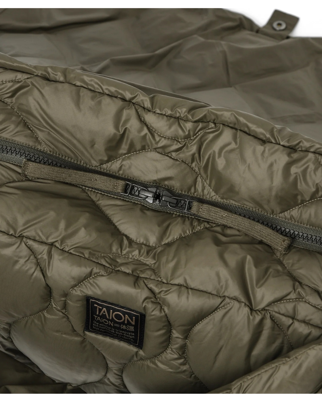 日本代購【 2026年秋冬新產品 日本直送 TAION 軍事風 尼龍輕量 羽絨郵差袋 M size Military Messenger Down Bag (TAION-MGBG01ALSML-M) 】
