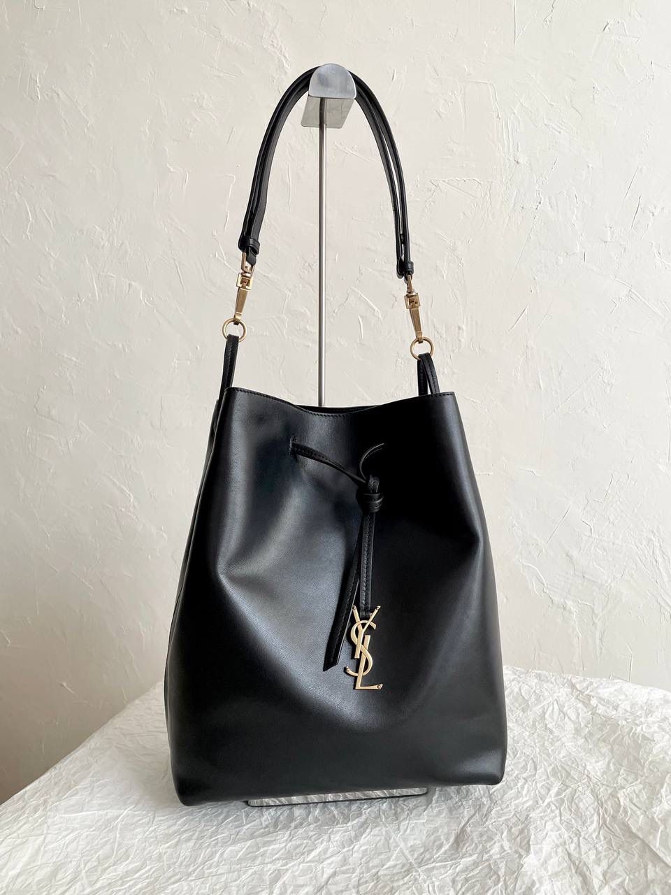 ys1 paris vii羊皮抽绳水桶包🕋 我好爱小羊皮的手感啊 摸着像婴儿皮肤一样柔软 居然被一只包包治愈了 这两年ys1的tote可以说是一骑绝尘 颜值上真心秒杀其他牌纸的托特包 这只水桶包既保留了他家飒爽姐姐风的调调 软软的包身又综合了一部分"杀气"，哈哈哈 两种背法，可腋下，可斜挎～ 容量方面就更不用担心了 托特该有的功能它都有 特别是又大又轻这一点！ 这可不是什么托特都能做到的😌 30×24×12cm804302m