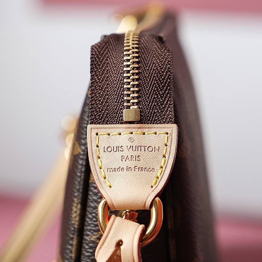 𝐩𝐨𝐜𝐡𝐞𝐭𝐭𝐞 𝐚𝐜𝐜𝐞𝐬𝐬𝐨𝐢𝐫𝐞𝐬系列 👜✨ ❒ 尺寸:23.5*13.5*4𝐜𝐦 ❒ 经典著作大麻将改版，麻将包的原著风味简约大气，便携的背法，升级后的容纳量更是满足了女生出行必备物件分区的容纳量，内里加配隔层！ 小而轻巧，搭配链条的外观，让人眼前一亮，妥妥的封神款！ 又是一款大爆款法宝系列，设计造型真的相当𝐲𝐲𝐝𝐬!❤️❤️