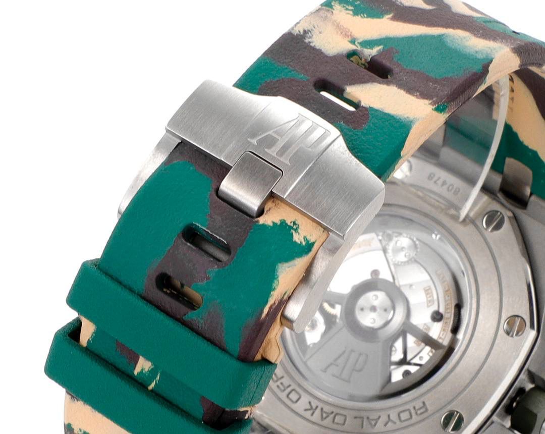 表盘以爱彼经典的大格纹为背景，一个个层次分明的方格排列，经过完美的打磨，将尽善尽美体现得淋漓尽致。三点位的日历表盘，在蓝宝石玻璃凹透镜的作用下，TPE扩大效果与原版一般无二。每一根大小表针，无论从各个角度来看都没有出现毛刺现象，这一点解决了大部分强迫症表友一直存在的烦恼！刻度与表针中间部位都采用瑞士进口夜光粉，每一个个体都做到手工填充，均匀饱满度是机器填充远远比拟不了的，亮度与发光颜色与原版几乎一致！机芯方面采用7750改3126的计时机芯，十二位的小秒，六点位和九点位的12小时计时与30分钟计时，完美的还原了原版的所有功能，经过JJF团队的精密打磨，大大提升了7750基础机芯的稳定性，缓解了一直以来计时机芯款式空有其表的尴尬现象！做到无可挑剔，堪称天花板级别，欢迎广大表友品鉴！💯🔥