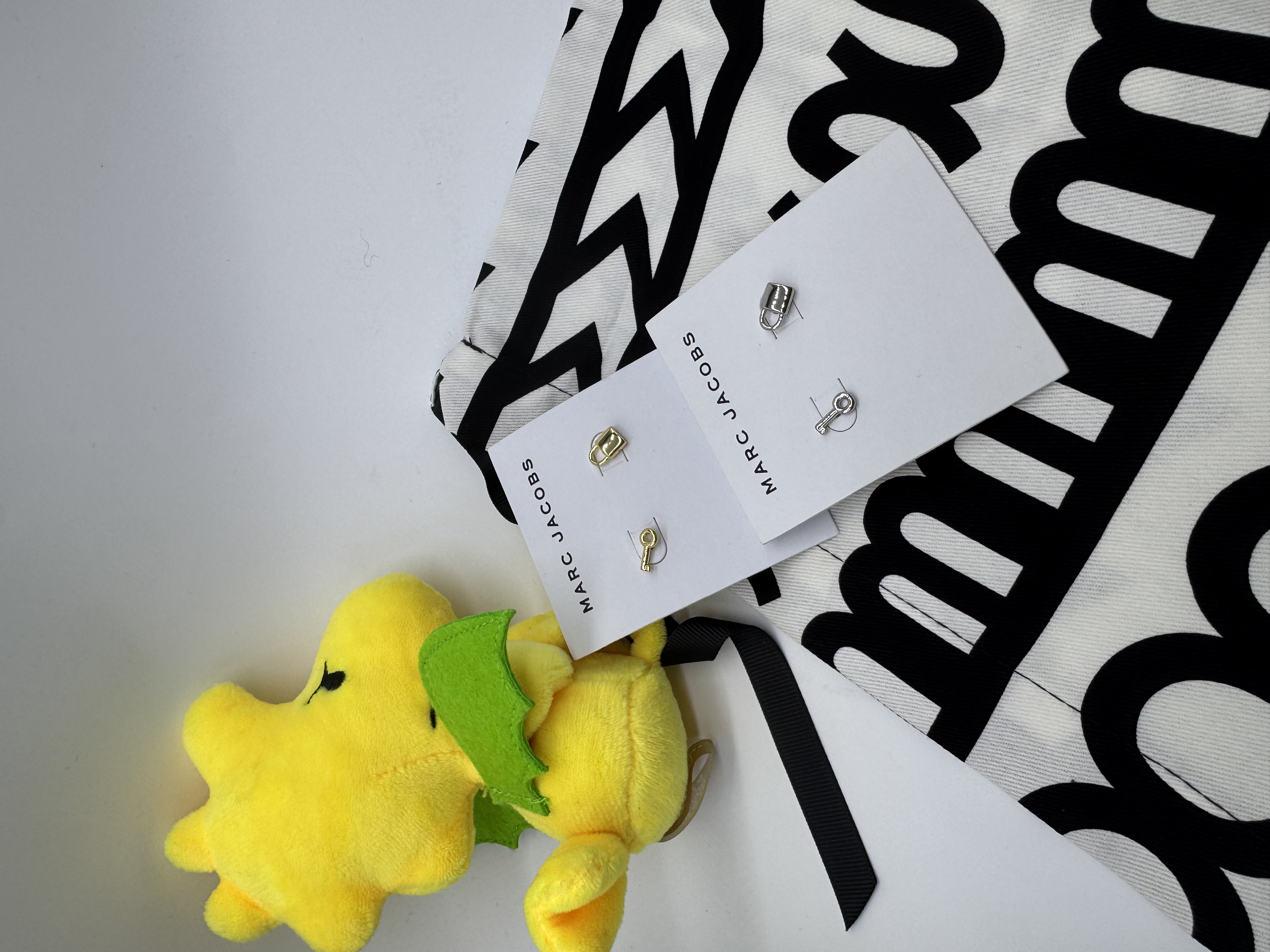 ✈️🇺🇸🇨🇦簡約又特色設計嘅Marc  Jacobs outlet 🔓鎖＆鎖匙🔑耳環現貨🤩🤩