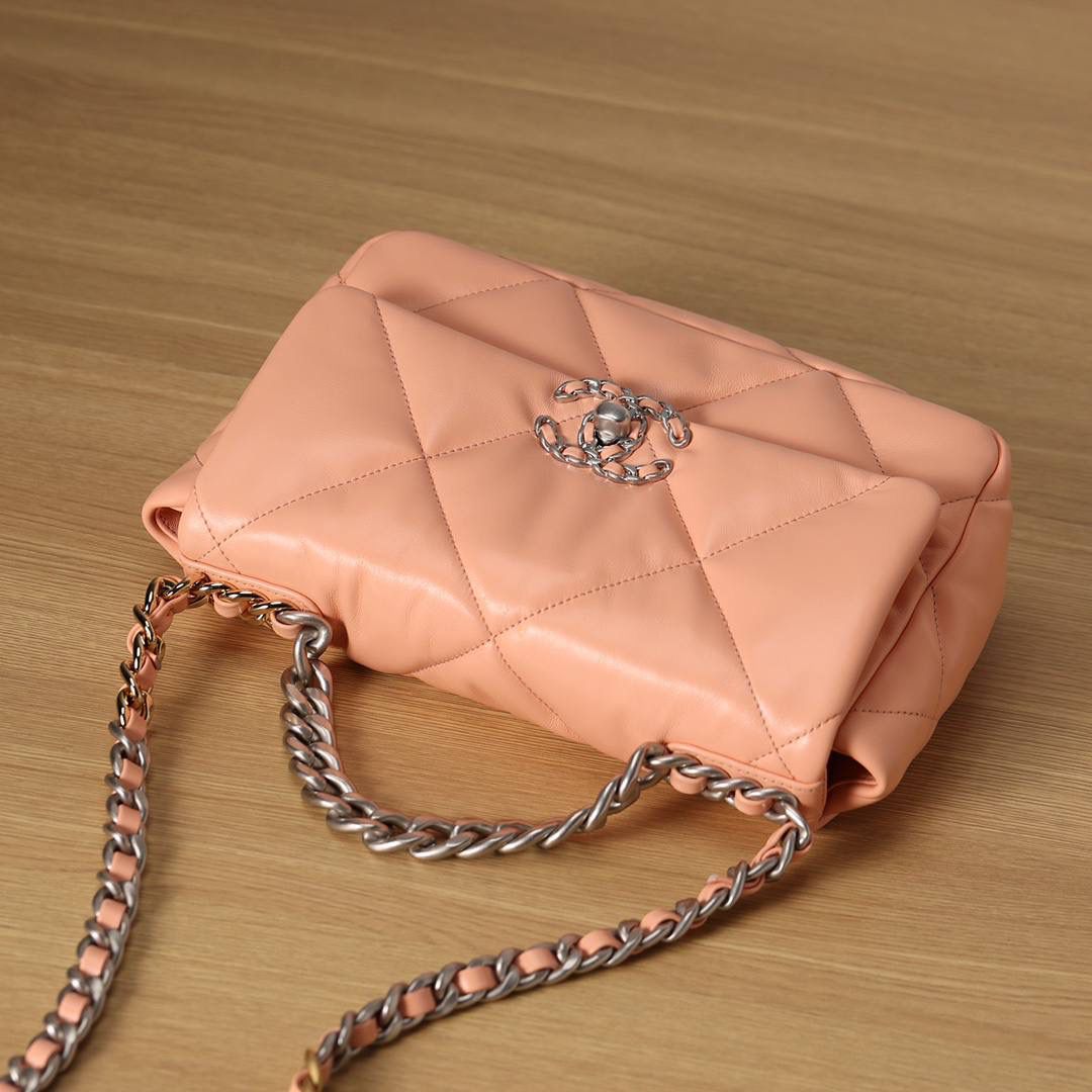 chanel 19 bag 粉色❤️‍🩹👜小号 独家渠道货 方框 原厂正品皮 小羊皮系列✨以诞生年份2019命名的小香19手袋 每针每线都是符合正品工艺 尺寸：16 x 26 x 9cm