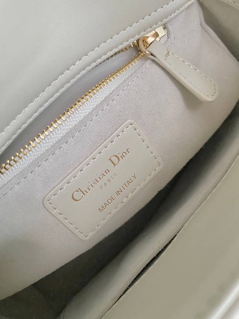 🈶白色，四格 𝗗𝗜𝗢𝗥 𝗟𝗮𝗱𝘆七夕限定 在经典的基础上加了爱心小挂饰 让整个氛围有了爱的烂漫气息 戴妃作为经典的代表，怎么买怎么对 特别手拎时会显得整个人非常温柔优雅 我一直都推荐女生一定要有一只经典款 每个颜色都好好看，完全不需太纠结 20×16.5×8cm 4123m