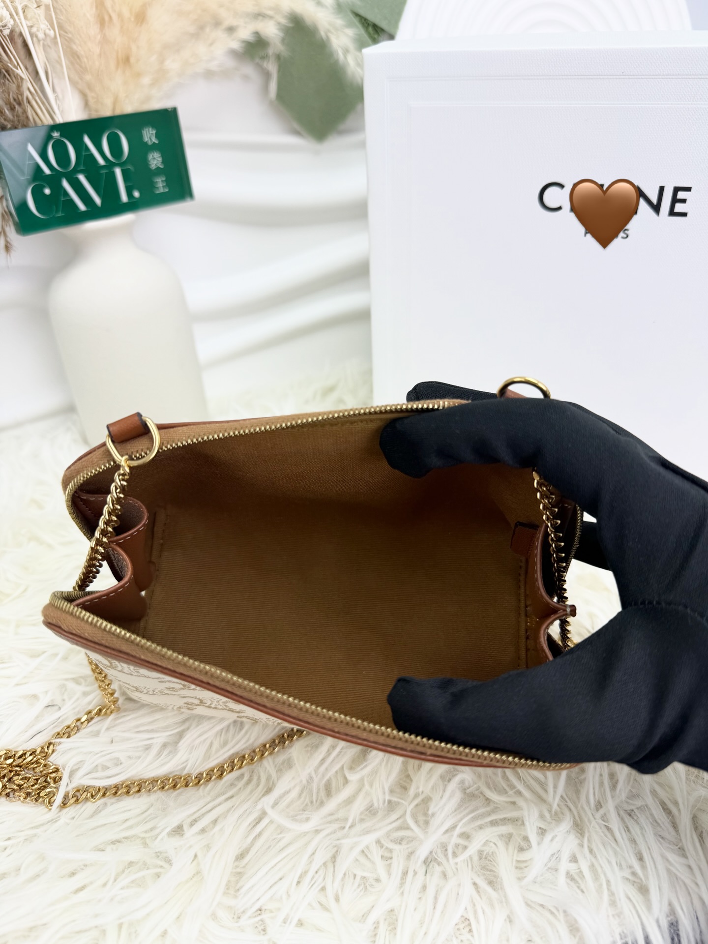 Celine 👜PRE OWNED 🐚Mini貝殼鏈條包🤎  Size: 16*8*12cm  配件 -塵袋、盒🫶🏻 優惠價 $4680  #收袋王  喜歡的話快點pm/whatsapp 我們💓 銷售熱線51111 321（whatsapp)  我們服務包括有：手袋飾物回收、手袋置換(一換一、一換多也可以） 、專業手袋鑑證、專業手袋護理 Is 購買方法 🏢親臨門市 荃灣南豐中心15樓1521室（荃灣地鐵站a出口1分鐘到）敬請預約 ❤️只賣正品正貨，任驗💓🫰🏻 ❤️‍🔥本店為香港註冊公司絕對真貨，信心保證👍🏻 🫰🏻本店設有鑑證服務，有駐場鑑證師  ✨歡迎追蹤我哋各個平台緊貼最新優惠x貨品🔥😍 👇🏻👇🏻👇🏻👇🏻👇🏻👇🏻👇🏻👇🏻  ⭐️Instagram: aoaocave  🌈Facebook: aoaocave收袋王  🔥Carousell: acluxuryhk  👆🏻👆🏻👆🏻👆🏻👆🏻👆🏻👆🏻👆🏻  ___________________________  Disclaimer🫰🏻All trademarks and copyrights are reserved to the original brand holders. @AOAOCAVE sells only authentic goods and is not affiliated with any of the brands mentioned.  @AOAOCAVE 跟任何品牌無關，而且沒有持有任何品牌資版權，亦沒有與任何品牌合作。所有商標及版權歸屬於品牌坊所有，帖子只作分享用途。  #aoaocave #手袋回收 #名牌買賣